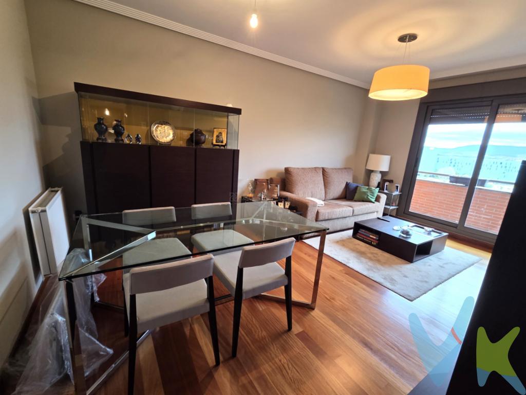 Apartamento seminuevo en El Arco.Totalmente exterior, orientado al Sur.Vistas espectaculares.Balcón.Dormitorio principal con baño en suitte.Baño de cortesía con plato de ducha.Aire acondicionado de conducto en toda la vivienda.Cocina amueblada y equipada con electrodomésticos.Armarios empotrados en dormitorios.Calefacción y agua caliente, centrales, con contadores individuales.Zona comunitaria con jardín y piscina. Plaza de garaje y trastero, incluidos en el precio.Práctiacamente, a estrenar.