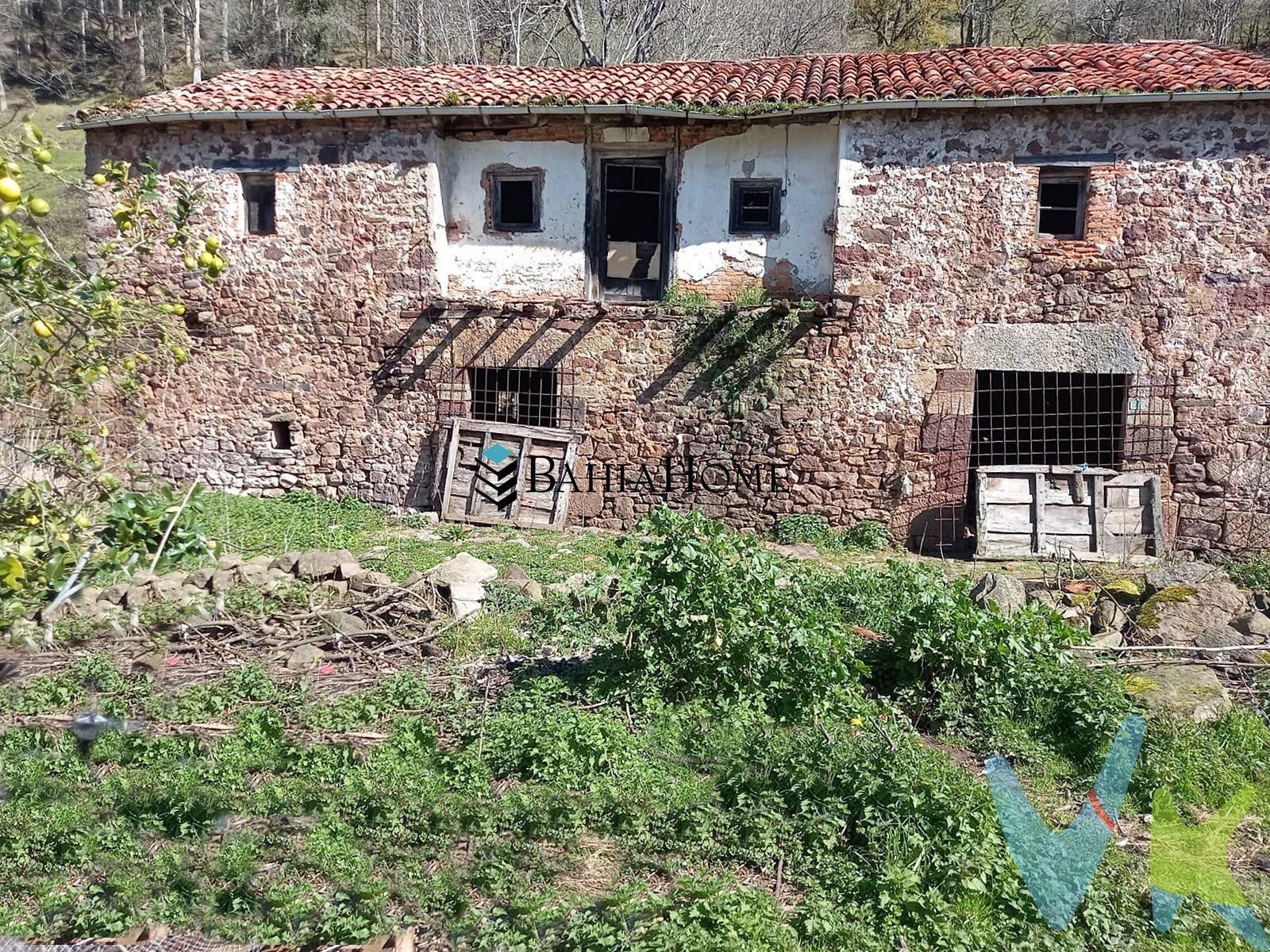 . ¿Quien, en algún paseo por los diferentes y maravillosos enclaves montañeses a lo largo y ancho de nuestra Cantabria maravillosa, no ha fantaseado con hacerse con un terrenito en un buen "prao" y construirse una buena casa de piedra, donde poder pasar largas temporadas estivales, si se plantea esta idea como segunda residencia, e idealizar una posible jubilación tranquila, en una zona verde y rural, rodeados de la naturaleza en estado puro?. Quizá ese proyecto tan largamente deseado pueda tomar forma con el producto que te presentamos. Se trata de una finca rústica de 10.031 m2 que alberga la estructura de una casa de piedra perfectamente conservada, para distribuir por completo en su interior. Tal y como la presentamos en la actualidad podrian hacerse dos plantas de unos 100m2 por altura y una bajo cubierta. Por el paso del tiempo y a medida que han ido faltando nuestros mayores este tipo de viviendas se han dejado de vivir y de cuidar y en esta ocasión esta es la historia que cuentan los muros de esta propiedad, por lo que la piedra ha resistido el paso del tiempo muy bien pero el interior no lo ha superado tan bien, y por eso hay que reformarla entera por dentro. Esto te brinda la oportunidad de diseñar el interior de la vivienda a tu forma, gusto y adapatandola a tus necesidades., que no deja de ser otro aliciente añadido a la ilusión de la compra y el futuro por disfrutar. Se localiza el terreno en LIerganes, sitúada esta localidad  a los pies de Peña Cabarga concretamente en su ladera Noroeste, queda la localidad muy cerca del parque de la Naturaleza de Cabárceno. Lierganes es un paraje muy conocido en el norte de España y  por  toda la comunidad Cantabra tanto por sus construcciones de piedra, como por su puente romano, su balneraio , el paseo a la vera del Rio Miera por la Avenida del Hombre Pez y su famosisimo chocolate con churros, por no hablar de la pasteleria que hace esquina en la plaza principal de la localidad que nos vuelve locos con la explosión de sabor en el paladar de cualquiera de sus delicias gastronómicas.. El entorno de la vivienda meramente rural permite disfrutar de la naturaleza es estado puro, con los parajes pintorescos que la montaña cántabra ofrece.  . Está ubicada  la vivienda a sólo 25 minutos de Santander, y sus playas. Es un lugar donde podrás disfrutar de una gran intimidad, y disfrutar del entorno, del terreno, sin adentrarte en las montañas y sin alejarte de los servicios es posible, ya que se trata de un municipio con excelentes comunicaciones, con acceso próximo  a la autovía del Cantabrico (A-8) con dirección Santander - Bilbao - Torrelavega, asi como tren de cercanías Feve en con parada en la localidad. Todos los servicios necesarios para el día a día se encuentran tanto en Lierganes,  La Cavada, como Emtrabasaguas, puntos de los que dista a tan sólo 2 km. Otras localidades cercanas son Solares, Hoznayo.  .  Se trata de un enclave con preciosas vistas.  .  Sobre este maravilloso terreno se encuentra una edificación .   . Si la idea romántica planteada en el inicio de este texto no es para lo que te gustaría adquirir este producto, quizá seas más práctico y estés pensando en realizar una inversión con el fin de poder explotar un negocio, negocio rural o explotación animal, ya que no debemos olvidar sus maravillosa  hectárea de terreno. . Se trata de una gran oportunidad de compra, te informamos sin compromiso y te acompañamos para que la veas en tiempo real.