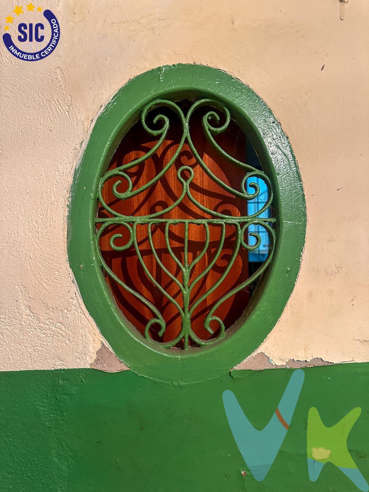 Presentamos una excepcional propiedad ubicada en el corazón de Castellón. Esta casa se asienta sobre una parcela de 100 m² y cuenta con un diseño distribuido en planta baja más dos alturas. Actualmente vacía y lista para ser reformada según sus necesidades e ideales; la distribución permite múltiples posibilidades tanto como restaurante debido a su estratégica ubicación cercana al bullicio del área comercial, así como también puede convertirse en un encantador hogar familiar. En la planta baja encontramos cuatro estancias amplias que ofrecen versatilidad funcional además de una cocina  y baño. La primera planta consta adicionalmente con cinco espacios flexibles mientras que la tercera brinda otras cuatro áreas aprovechables perfectas para crear ambientes acogedores o innovadores proyectos comerciales. Una terraza situada en la parte superior ofrece vistas despejadas del entorno urbano proporcionando ese toque especial tan deseado por los amantes del aire libre sin salir del encuadre citadino. No deje pasar esta oportunidad única: bien sea construir tu futuro negocio enfocado hacia la gastronomía local o transformar este espacio revitalizando sus tradiciones familiares - aquí lo tendrás todo al alcance. Este inmueble es en exclusiva, con lo que le facilitamos cualquier información sobre la vivienda. Por este motivo, solicitamos no molesten al propietario, ocupantes de la propiedad, vecinos o conserje de la comunidad. En todos los casos los precios expuestos son más impuestos y gastos derivados de la transmisión del inmueble. 