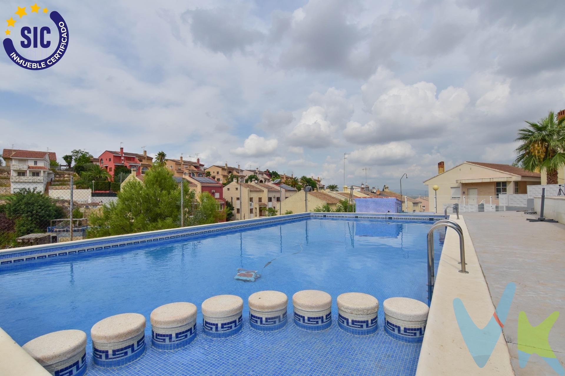 ¿Y si te dijera que puedes desayunar cada mañana contemplando el horizonte infinito, con la tranquilidad de vivir rodeado de naturaleza pero a un paso de todo?. Bienvenido a este precioso chalet de dos plantas en la exclusiva urbanización de Cumbres de Calicanto (Chiva), un hogar diseñado para coleccionar atardeceres inolvidables y momentos únicos. Desde el primer instante, lo que te atrapa son sus impresionantes vistas. Aquí, el estrés de la ciudad desaparece para dejar paso a la paz, la luz y la brisa. La casa, cuidada al detalle, se distribuye cómodamente en dos plantas:. Zona de descanso: Cuenta con tres acogedoras habitaciones (la principal es doble, amplia y muy luminosa) y dos baños completos, además de un aseo de cortesía para mayor comodidad en el día a día. Vida exterior: La vivienda se abre al exterior con una maravillosa terraza, el escenario perfecto para tus cenas de verano bajo las estrellas. ¿Y el plan de fin de semana? Está asegurado gracias a su fantástica barbacoa de obra, lista para estrenar con familia y amigos. El toque exclusivo: ¿Te imaginas un oasis sin las molestias de mantenimiento? Esta propiedad forma parte de un reducido grupo de chalets que comparten una zona comunitaria con una piscina espectacular, un lujo privado para disfrutar de los días de sol. Esta no es solo una casa con tres habitaciones, dos baños y un aseo; es el lugar donde empieza tu próxima gran etapa. ✨ Ven a descubrirlo en persona. Hay lugares que no se explican, se sienten. Nota: Agencia Registrada con el Nº 1395 en el Registro Obligatorio de Agentes Inmobiliarios de la Comunitat Valenciana, consultable en la web de la Generalitat Valenciana. La oferta está sujeta a cambios de precio o retirada del mercado sin previo aviso. La información contenida en el presente anuncio se facilita a título meramente informativo y no contractual, los datos, descripciones, superficies, imágenes y cualquier otro contenido del mismo pueden estar sujetos a errores u omisiones al ser facilitados por terceros. El precio de venta publicado no incluye los honorarios de intermediación inmobiliaria, ni los impuestos legalmente aplicables (IVA o ITP), ni los gastos derivados de la compraventa, tales como notaría, registro y gestoría, ni aquellos derivados de la financiación, en caso de existir. Por mandato expreso del propietario, este inmueble se comercializa en régimen de exclusiva, garantizando al interesado un acceso completo a la información y una gestión profesional, transparente y sin interferencias de terceros. Se ruega no molestar al propietario, a los ocupantes del inmueble ni a los vecinos. Agentes inmobiliarios con cliente interesado pueden contactar con la agencia para colaborar. Nuestro departamento financiero puede conseguir tu financiación. ¡Consúltanos!