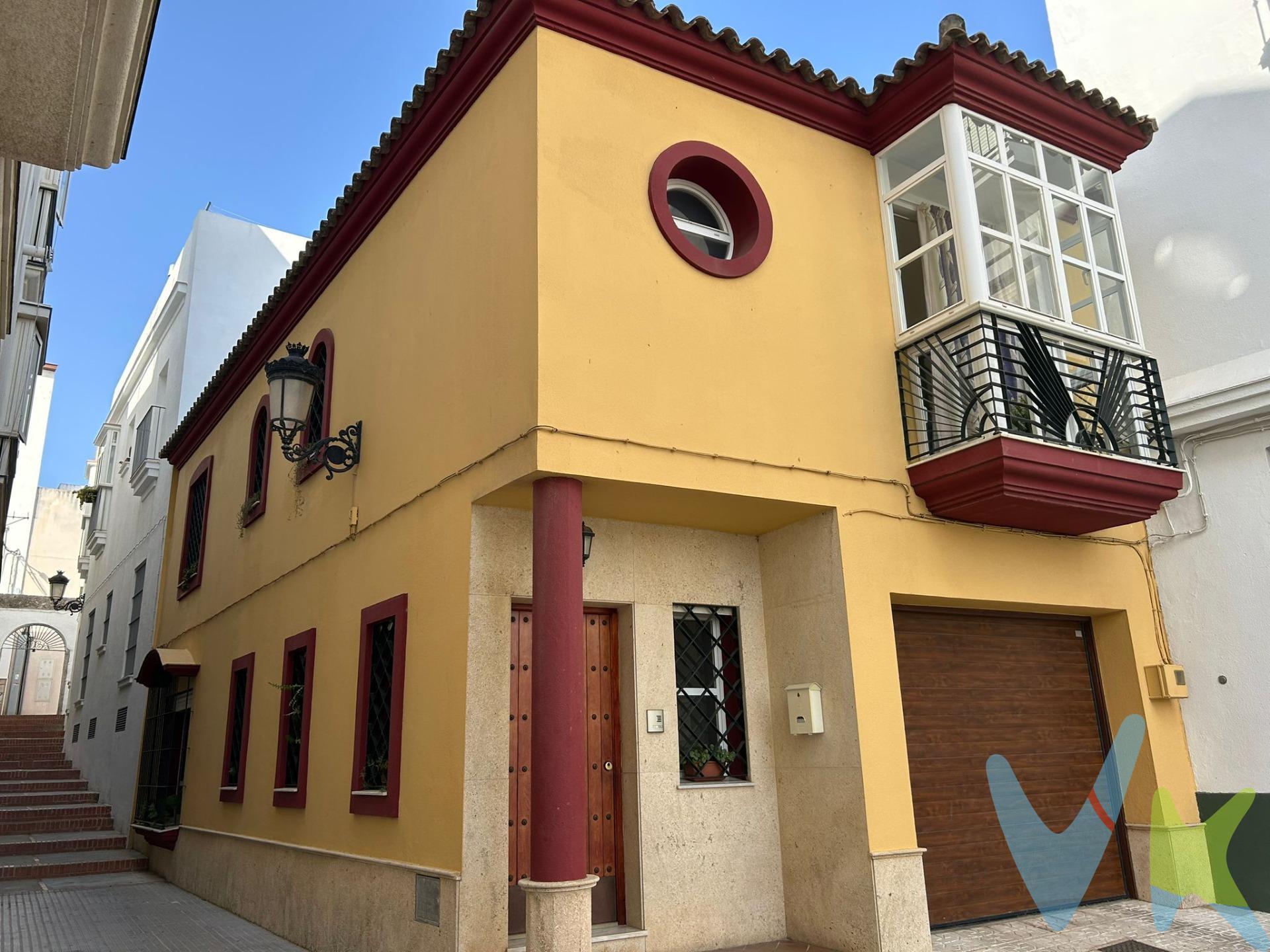 Casa unifamiliar independiente en Chiclana situada en la zona centro de la ciudad, a 8 km de la playa La Barrosa y a escasos metros de la plaza España, con 145 m² construidos, ideal para familias que buscan comodidad y cercanía a servicios esenciales como supermercados, comercios, colegios, ambulatorio, parque infantil, parada de autobús y tranvía…, la vivienda haciendo esquina  se distribuye en dos plantas; en planta baja: al acceder a la vivienda nos encontramos con un pequeño porche delantero que da paso al hall de entrada, salón comedor con aire acondicionado y salida directa al patio trasero, amplia cocina independiente con zona de comedor y salida al mismo patio, un práctico aseo y además cuenta con un amplio garaje cerrado con puerta automática conectado directamente a la vivienda. Y en planta alta nos encontramos con amplio distribuidor, 1 baño con placa de ducha, 4 dormitorios equipados con armarios empotrados y todos ellos con ventanas al exterior, el dormitorio principal destaca por su luz natural gracias a su balcón orientado hacia el exterior, además cuenta con vestidor, aire acondicionado y baño completo con bañera. (Gastos de notaría, registro, impuestos y honorarios de la agencia, no incluidos en el precio).