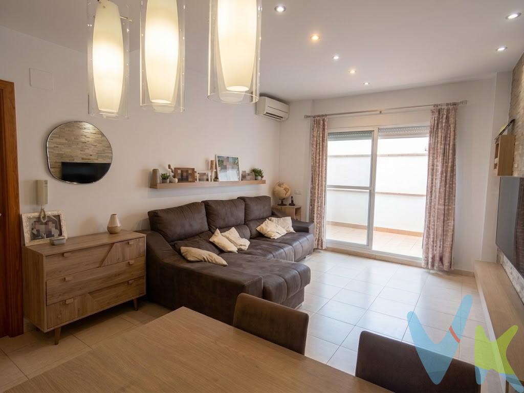 Unifamiliar en Carcaixent, en la apacible y segura Plaza de Sant Josep, justo al lado de una guardería, este impecable adosado de 140 m². construidos combina luminosidad, confort y una ubicación ideal para la vida familiar. . Al cruzar la puerta de la planta baja, la vivienda ofrece la máxima comodidad diaria con un garaje privado y un práctico aseo de cortesía. La zona de día se articula a través de una amplia cocina independiente y un acogedor salón-comedor; ambos espacios gozan de abundante luz natural, excelente ventilación cruzada y salida directa a una encantadora terraza posterior descubierta, perfecta para cenar al aire libre o relajarse. . La planta alta está pensada exclusivamente para el descanso, distribuyéndose en cuatro dormitorios exteriores repletos de luz y dos baños completos, uno de ellos integrado en suite en la habitación principal. Además, la vivienda cuenta con aire acondicionado y calefacción por bomba de calor. Su consumo eléctrico es extraordinariamente bajo, una eficiencia real acreditada en su correspondiente certificación energética que se traduce en un gran ahorro directo en las facturas. Un hogar eficiente, impecable y soleado en un entorno inmejorable. Aprovecha la oportunidad. Contacta ya con nosotros. VENTA:. PVP 185.999€. Gastos e impuestos no incluidos en el precio. La compra conlleva impuestos y gastos de formalización para el comprador. A título orientativo se informa que en segundas transmisiones el ITP con carácter general en Valencia es del 9%, pudiendo existir otros tipos impositivos atendiendo a las circunstancias personales del comprador u otras circunstancias previstas legalmente. Base imponible del impuesto el mayor valor entre el precio de compraventa, la tasación o el valor de referencia catastral. En cuanto a los gastos de notaría y registro, en su caso, suelen oscilar aprox. entre 1,5% y 2,5% (aranceles variables según precio, n.º de copias y complejidad). El comprador elige notario. Si el comprador precisase de hipoteca: tasación, condiciones y costes bancarios serán según entidad elegida por el comprador, así como los gastos de gestoría, y cualesquiera otros gastos inherentes a la formalización de la compraventa que legalmente correspondan a la parte compradora, salvo pacto expreso en contrario con el vendedor. El consumidor tiene, conforme a la normativa vigente, a su disposición información y documentación adicional relativa al inmueble y condiciones de la compraventa, que podrá ser consultada en C/Joaquín Costa 4, bajo 46005 Valencia o urbe2@remax.es. Honorarios de mediación inmobiliaria a cargo del COMPRADOR: (3% del precio final de venta más IVA (21%), salvo otro pacto.); y de VENDEDOR (según acuerdo con el mismo). Se informa al consumidor que la agencia actúa como intermediaria inmobiliaria en la operación, estando cualquier eventual compraventa y sus condiciones sujeta a la aceptación expresa del propietario-vendedor y a la posterior formalización del correspondiente contrato.