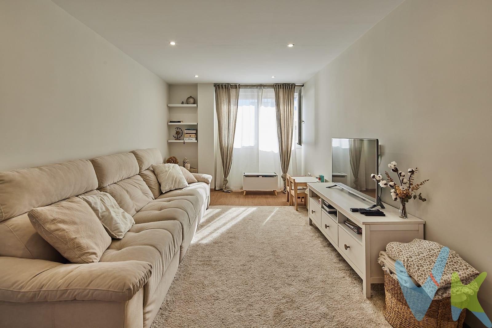 🏡 Diseño, confort y funcionalidad en cada rincón – Piso completamente reformado con encanto ✨. Te presentamos esta espectacular vivienda totalmente reformada con estilo, ideal para quienes buscan un hogar moderno, cómodo y con detalles cuidados al milímetro. 📍Ubicada en una finca con ascensor y acceso adaptado para personas con movilidad reducida, esta vivienda destaca por su diseño abierto y su excelente aprovechamiento del espacio. 🔑 Características principales:. ✔️ 2 dormitorios amplios (antes 3), pensados para ofrecer confort y funcionalidad. ✔️ Cocina-comedor integrada al salón, creando un espacio abierto, cálido y perfecto para compartir. ✔️ Ventanas de PVC con climalit – máximo aislamiento y eficiencia energética. ✔️ Suelo cerámico imitación madera – estilo y fácil mantenimiento. ✔️ Gran capacidad de almacenaje, tanto en cocina como en dormitorios. ✔️ Reforma actual y de muy buen gusto, lista para entrar a vivir. Una vivienda pensada para quienes valoran el diseño contemporáneo sin renunciar a la comodidad y accesibilidad. 🎯 Ideal para parejas jóvenes, personas mayores o quien simplemente busque vivir bien, con todo a mano. 📞 Llámanos y descubre tu próximo hogar. ¡Te va a encantar!. * Gastos, Impuestos y Honorarios de la Agencia no Incluidos.  .  *Si estás interesado en esta vivienda pero tienes que vender, contacta con nosotros, te ayudamos a encontrar comprador para tu vivienda. 
