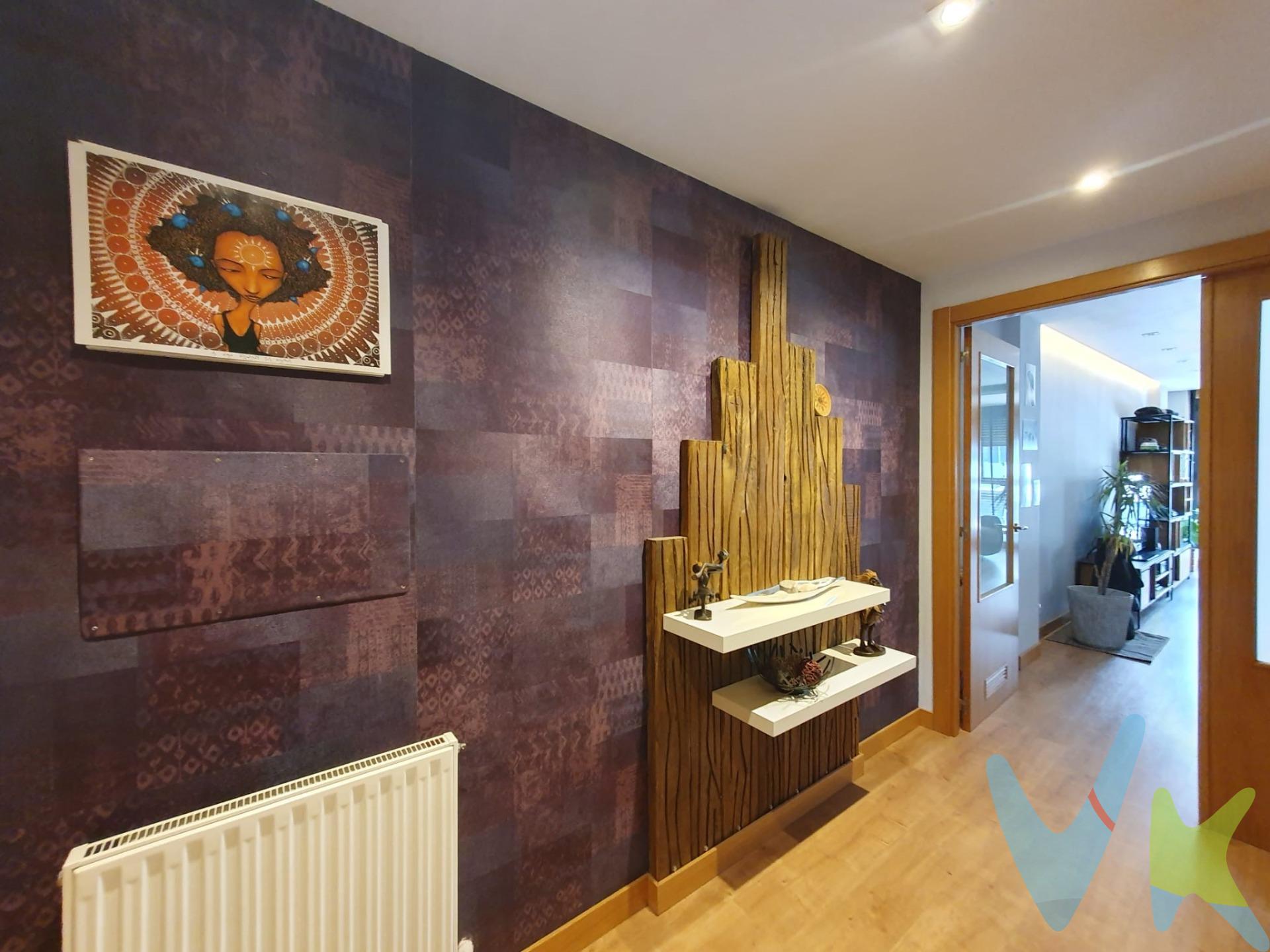 ¡Oportunidad única de estrenar tu nuevo hogar! Se vende vivienda de protección oficial (VPT) de segunda mano, lista para entrar a vivir, ubicada en una zona privilegiada y bien comunicada. Este hermoso piso cuenta con:. Tres dormitorios amplios y luminosos, ideales para descansar y organizarte cómodamente. Dos baños completos: uno en suite en la habitación principal, para mayor comodidad y privacidad, y otro en el pasillo, accesible desde las áreas comunes. Cocina moderna con tendedero, perfecta para preparar tus comidas y tener un espacio adicional para lavandería. Un amplio y luminoso salón comedor, que recibe mucha luz natural, ideal para compartir momentos especiales y crear un ambiente cálido y acogedor. Es importante destacar que la vivienda no incluye muebles, por lo que podrás decorarla a tu gusto y adaptarla a tus necesidades. La vivienda está rodeada de todos los servicios que necesitas: supermercados, colegios, centros de salud, transporte público y más. Además, cuenta con parques infantiles y zonas verdes cercanas, perfectas para pasear, jugar o disfrutar del aire libre. Incluye también dos plazas de garaje y un trastero en el mismo edificio, ofreciéndote espacio extra para almacenamiento y comodidad en tu día a día. ¡No dejes pasar esta oportunidad de vivir en un hogar de segunda mano, listo para disfrutar! Para más información o para concertar una visita, no dudes en contactarnos.