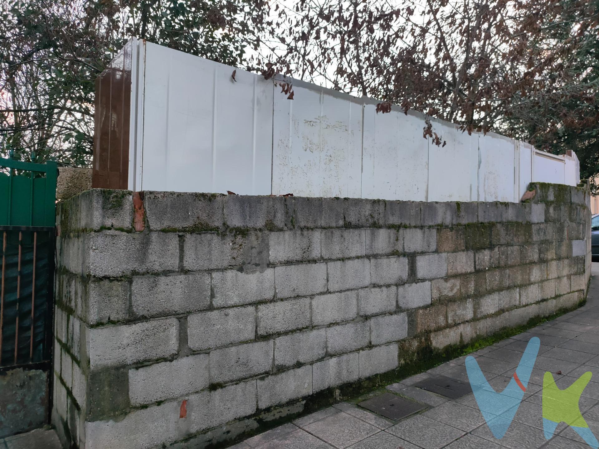 Ubicado en la ciudad de Fabero, este solar ofrece una oportunidad única para aquellos interesados en desarrollar un nuevo proyecto. Con una superficie total de parcela de 542 m² y una edificación existente que se encuentra en estado ruinoso, el terreno permite múltiples posibilidades constructivas según las normativas locales.  Este solar cerrado tiene unas dimensiones adecuadas con posibilidad máxima construida sobre los 300 m² disponibles previamente edificados y está disponible por un atractivo precio de venta fijado en tan solo 20,000 euros. Es ideal tanto para inversores como para particulares que busquen crear su hogar desde cero. Por mandato expreso del propietario, comercializamos este inmueble en exclusiva, lo que garantiza el acceso a toda la información, a un servicio de calidad, en un trato fácil, sencillo y sin interferencias de terceros. Por este motivo, se ruega no molestar al propietario, a los ocupantes de la propiedad o a los vecinos. Muchas gracias por su comprensión. 