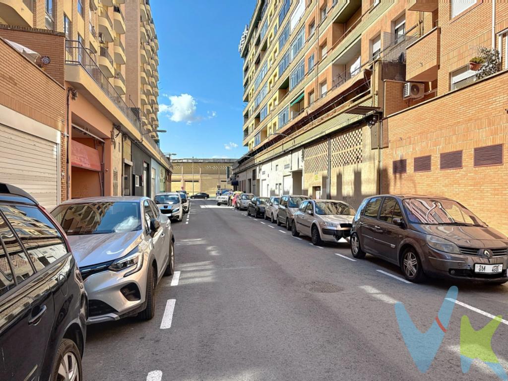Local en venta junto a Plaza de Toros de superficie 145 m2, está de obra. En una buena zona residencial, consolidad con todos los servicios cerca y fácil acceso.