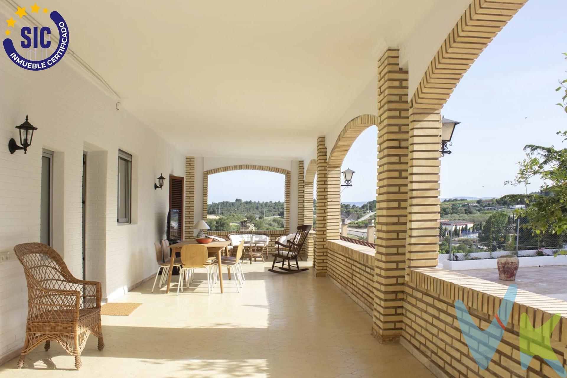 Descubre esta joya en el corazón de Godelleta, un lugar ideal para crear recuerdos inolvidables en familia. Sus cinco habitaciones dobles y tres baños ofrecen toda la privacidad y el espacio que necesitas. La casa se ha renovado íntegramente en 2024, con un sistema eléctrico y de fontanería completamente nuevos. La zona exterior es un oasis: una piscina privada con vistas panorámicas te invita a relajarte y escapar del calor. Además si no se quiere entrar mojado a casa para preparar la comida o pasar al baño, la zona de la piscina también dispone de cocina y baño para hacer la vida en el exterior mucho más cómoda. Y para tomar el sol, su terraza solárium 360 es sencillamente espectacular. La propiedad tiene un potencial único: podrías ampliar el espacio habitable a una segunda planta. Cuenta con un amplio garaje para 5 vehículos con doble acceso y calefacción central de gasóleo para el invierno. VENTA:. PVP 460.000€.  Gastos e impuestos no incluidos en el precio. La compra conlleva impuestos y gastos de formalización para el comprador. A título orientativo se informa que en segundas transmisiones el  ITP  con carácter general en  Valencia  es del 9%, pudiendo existir otros tipos impositivos atendiendo a  las circunstancias  personales del comprador u otras circunstancias previstas legalmente. Base imponible del impuesto el mayor valor entre el precio de compraventa, la tasación o el valor de referencia catastral. En cuanto a los gastos de  notaría y registro, en su caso,  suelen oscilar aprox; entre 1,5% y 2,5% (aranceles variables según precio, n.º de copias y complejidad). El comprador elige notario. Si el comprador precisase de  hipoteca: tasación, condiciones y costes bancarios serán según entidad elegida por el comprador, así como los gastos de gestoría, y cualesquiera otros gastos inherentes a la formalización de la compraventa que legalmente correspondan a la parte compradora, salvo pacto expreso en contrario con el vendedor. El consumidor tiene,  conforme a la normativa vigente, a su disposición información y documentación adicional relativa al inmueble y condiciones de la compraventa, que podrá ser consultada en C/Joaquín Costa 4, bajo 46005 Valencia o urbe2@remax.es. Honorarios de mediación inmobiliaria a cargo del  COMPRADOR: (3% del precio final de venta más IVA (21%), salvo otro pacto.); y  de VENDEDOR (según acuerdo con el mismo). . Se informa al consumidor que la agencia actúa como intermediaria inmobiliaria en la operación, estando cualquier eventual compraventa y sus condiciones sujeta a la aceptación expresa del propietario-vendedor y a la posterior formalización del correspondiente contrato.