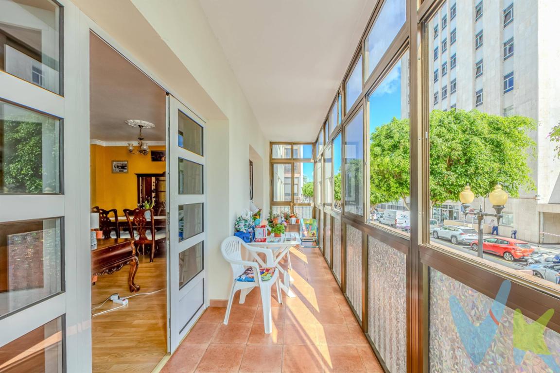 Amplia vivienda familiar de 171 m2 situada en una de las zonas más demandadas de Las Palmas de Gran Canaria, en Paseo Tomás Morales, con todos los servicios al alcance, bien comunicado y acceso casi directo a la Autovía GC-1, que conecta cualquier punto de la isla. La vivienda cuenta con 3 amplios dormitorios dobles, todos con armarios empotrados, uno de ellos con baño en tipo suite, un luminoso salón-comedor con acceso a la terraza, con grandes ventanales que aportan abundante luz natural y una agradable sensación de amplitud, cocina independiente completamente equipada con una práctica solana, un segundo comedor-distribuidor, trastero y un segundo baño. Incluye además una cómoda plaza de aparcamiento que es fundamental en la zona en la que se encuentra. Gracias a sus despejadas vistas, su excelente distribución y su extraordinaria luminosidad, esta propiedad ofrece un espacio cómodo, acogedor y muy funcional para el día a día. Además, disfruta de una ubicación estratégica, con rápida conexión a la autovía GC-1, transporte público, comercios, restaurantes, zonas comerciales, todos los servicios necesarios, para disfrutar de una excelente calidad de vida. Una oportunidad ideal para quienes buscan amplitud, comodidad y una ubicación privilegiada en el corazón de la ciudad. 