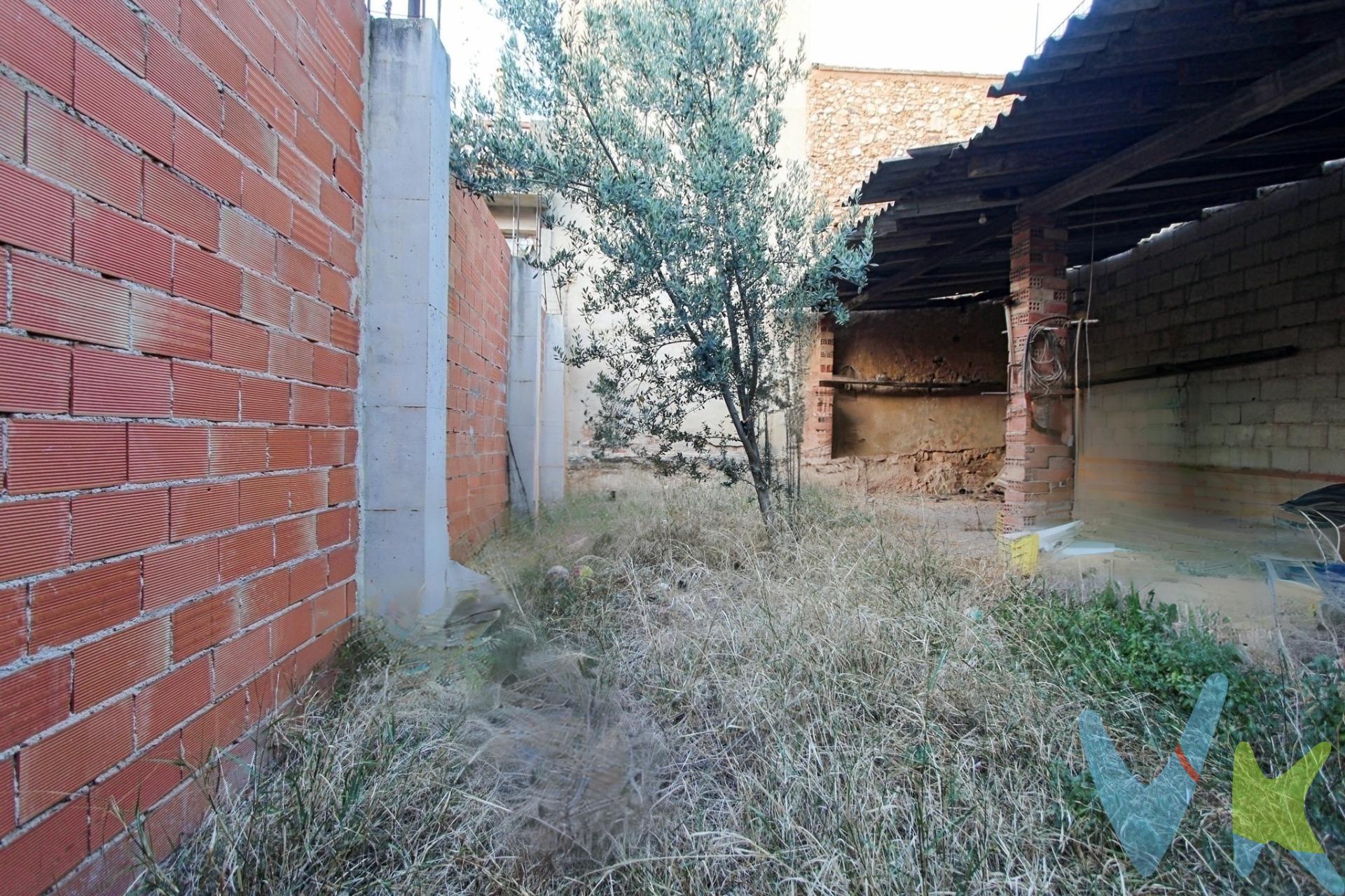 Solar urbano excelentemente situado en Llombai, Valencia, a pocos pasos del centro y junto a la emblemática “Plaça La Creu” del municipio. Este solar se encuentra en una calle muy tranquila y con escaso tráfico, ofreciendo una ubicación ideal para una vivienda. . Con una superficie total de 100 m² y un ancho de fachada de 8,40 metros, el terreno presenta múltiples posibilidades de edificación, permitiendo la construcción de una planta baja y dos alturas adicionales. El solar está completamente cerrado con un perímetro y cuenta con una puerta de almacén. Actualmente, podría utilizarse como cochera y existe la posibilidad de dar de alta los suministros de luz y agua. La propiedad se entregará desbrozada y libre de objetos, lista para su uso o desarrollo. La descripción del presente inmueble e imágenes tienen mero carácter informativo y en ningún caso carácter contractual, pudiendo ser modificados por la inmobiliaria comercializadora sin que ello implique responsabilidad alguna frente a terceros. En el precio de venta a público, esta propiedad NO incluye los gastos de adquisición (Notario, registro, gestión, honorarios, etc…).