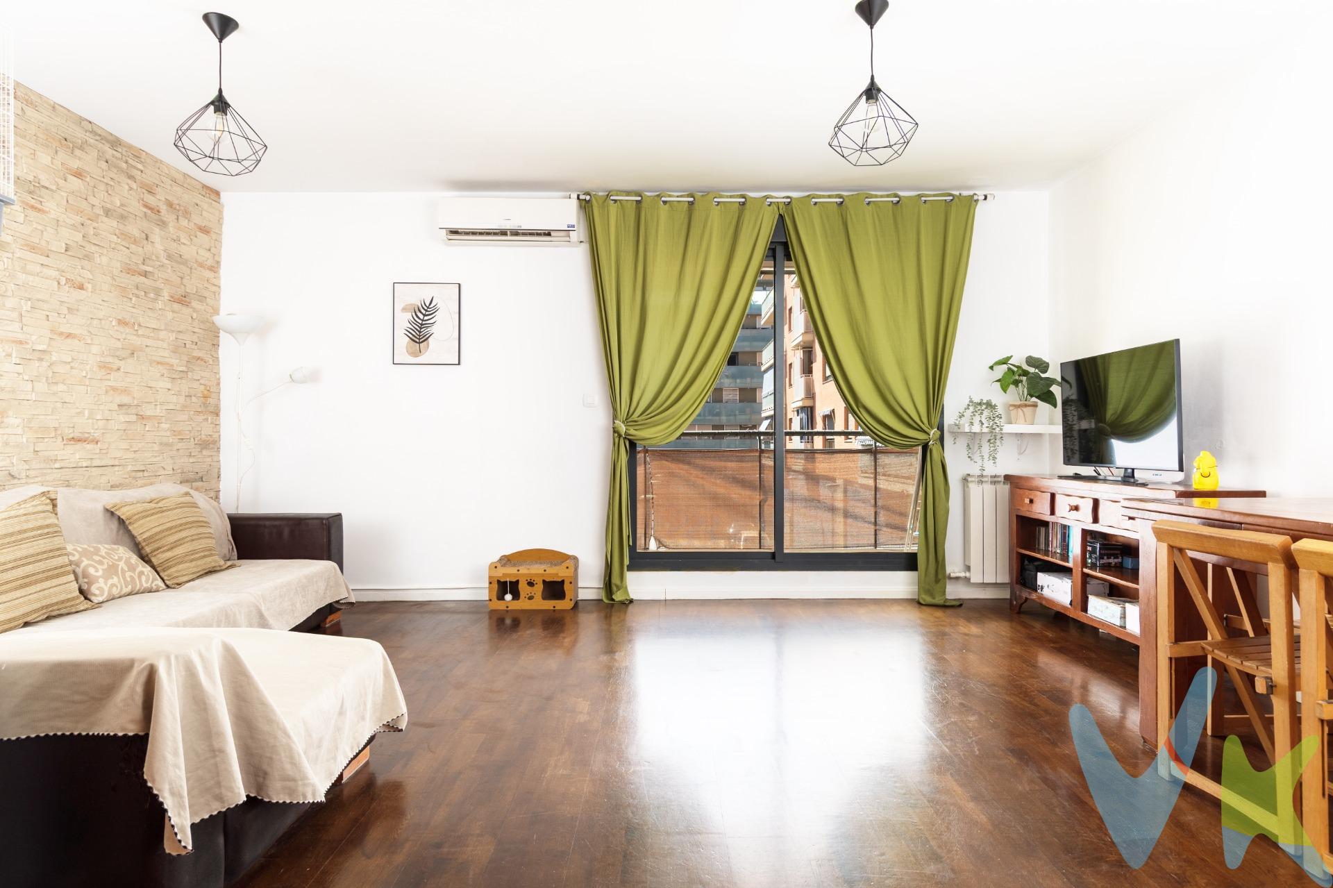 Se vende piso luminoso y exterior en calle Cortes de Aragón (Cuarte de Huerva), situado en una primera planta con ascensor. Con 97 m² construidos (88 m² útiles), ofrece una distribución cómoda y práctica para el día a día. La vivienda cuenta con 3 dormitorios y 2 baños completos, además de un salón independiente con salida a terraza y una cocina espaciosa e independiente. Construido en 2004, se encuentra en muy buen estado, listo para entrar a vivir. Incluye plaza de garaje y trastero, lo que aporta comodidad y espacio extra de almacenaje. Dispone de calefacción individual por caldera, además de aire acondicionado tipo split. Orientación norte-sur, lo que garantiza ventilación cruzada y luz natural durante gran parte del día. Una oportunidad ideal para familias que buscan amplitud, terraza y todas las comodidades en una zona tranquila y bien comunicada. . Destacados:. ✅ 97 m² construidos / 88 m² útiles. ✅ 3 dormitorios y 2 baños. ✅ Terraza con salida desde salón. ✅ Garaje y trastero incluidos. ✅ Primera planta con ascensor. ✅ Año 2004, entrar a vivir. ✅ Calefacción individual + A/A split. El precio no incluye impuestos, gastos de notaría, registro ni honorarios de intermediación. Este anuncio tiene carácter informativo y no es contractual. Puede estar sujeto a errores o modificaciones. Llámanos y ven a visitarlo, ¡te encantará tu próximo hogar en Cuarte de Huerva!. . 