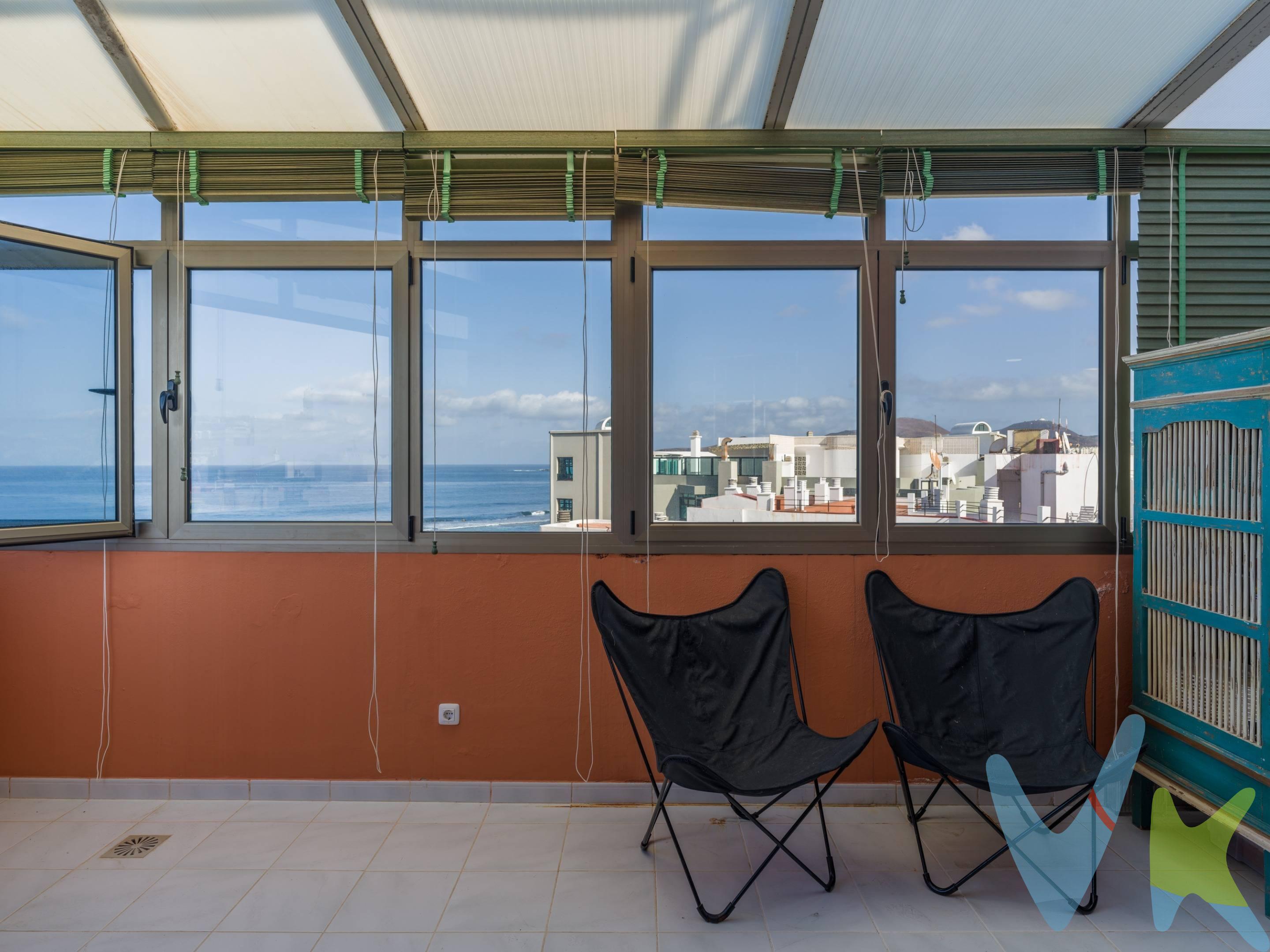Exclusivo Ático Dúplex en Playa de Las Canteras: Luz, Espacio y Vistas Inigualables. Situado en la impresionante Playa de Las Canteras, este espectacular ático dúplex es una joya única que ofrece amplitud, privacidad y abundante luz natural. Situado en la séptima planta de un exclusivo edificio con una sola vivienda por planta, esta vivienda ofrece un entorno privilegiado donde podrá disfrutar del relajante sonido del mar y de unas vistas impresionantes. Con 226 m², esta propiedad ofrece la oportunidad única de actualizarla y modernizarla a su gusto, creando una vivienda única y personalizada donde cada espacio está diseñado para maximizar la luz natural y la ventilación. Distribución y Características:. 3 amplios dormitorios, todos ellos llenos de luz natural. 2 baños completos + 1 aseo de cortesía, con posibilidad de actualizarse para un diseño más moderno y funcional. Cocina independiente, que ofrece múltiples posibilidades para adaptarla a un concepto más abierto y contemporáneo. Amplio salón comedor, perfecto para crear diferentes ambientes con espacios abiertos y luminosos. Dos terrazas: una cerrada y otra abierta, donde la luz natural se fusiona con las impresionantes vistas, proporcionando el lugar perfecto para disfrutar de los atardeceres más impresionantes sobre el Atlántico. Un espacio con potencial infinito. Esta propiedad destaca no solo por su ubicación privilegiada y vistas espectaculares sino también por la oportunidad de modernizarla manteniendo su encanto y esencia. Los generosos espacios permiten una distribución flexible, ya sea integrando la cocina con el salón, mejorando los acabados o potenciando los espacios abiertos para maximizar la luz, la amplitud y la conexión con el exterior. Imagina despertar cada mañana con la brisa del mar, disfrutar de una cena en la terraza mientras el atardecer se refleja en el océano y vivir en un barrio vibrante con todos los servicios, tiendas y la playa a un paso. Una oportunidad única en una de las mejores ubicaciones de la ciudad. Si buscas una vivienda con carácter, exclusividad y con posibilidades de adaptarla a un estilo de vida moderno y sofisticado, este ático dúplex en Playa de Las Canteras es la elección perfecta. Contacta con nosotros para más información o para concertar una visita. ¡Ven a verlo tú mismo!