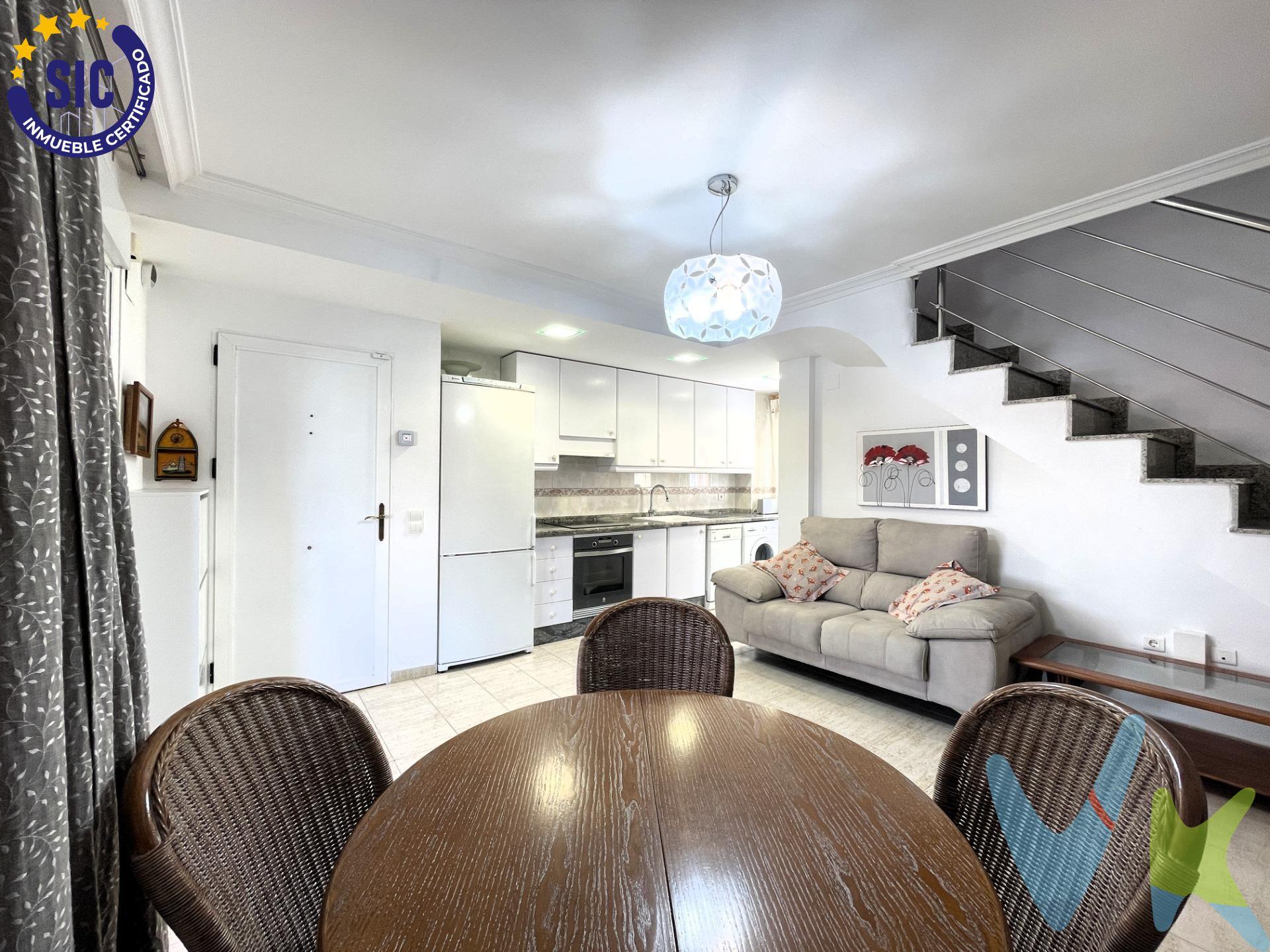 Descubre este adosado en la zona de Playa Morro de Gos, una oportunidad ideal como segunda vivienda, residencia habitual o inversión con alta rentabilidad. Con un precio de 185.000 € la vivienda destaca por su excelente distribución. La planta baja ofrece un espacio abierto que integra salón-comedor y cocina totalmente equipada, con acceso directo a una terraza privada, perfecta para disfrutar del clima mediterráneo durante todo el año. La primera planta cuenta dos dormitorios junto a una segunda terraza que aporta un espacio adicional al aire libre. En la planta abuhardillada se encuentra el tercer dormitorio, un rincón íntimo y versátil ideal como dormitorio principal, despacho o zona de descanso. La propiedad cuenta además con dos baños completos, lo que garantiza comodidad para toda la familia, y una plaza de parking incluida en el precio. Ubicada en una zona privilegiada, próxima a colegios, comercios y todos los servicios, esta vivienda combina tranquilidad, funcionalidad y una excelente ubicación.