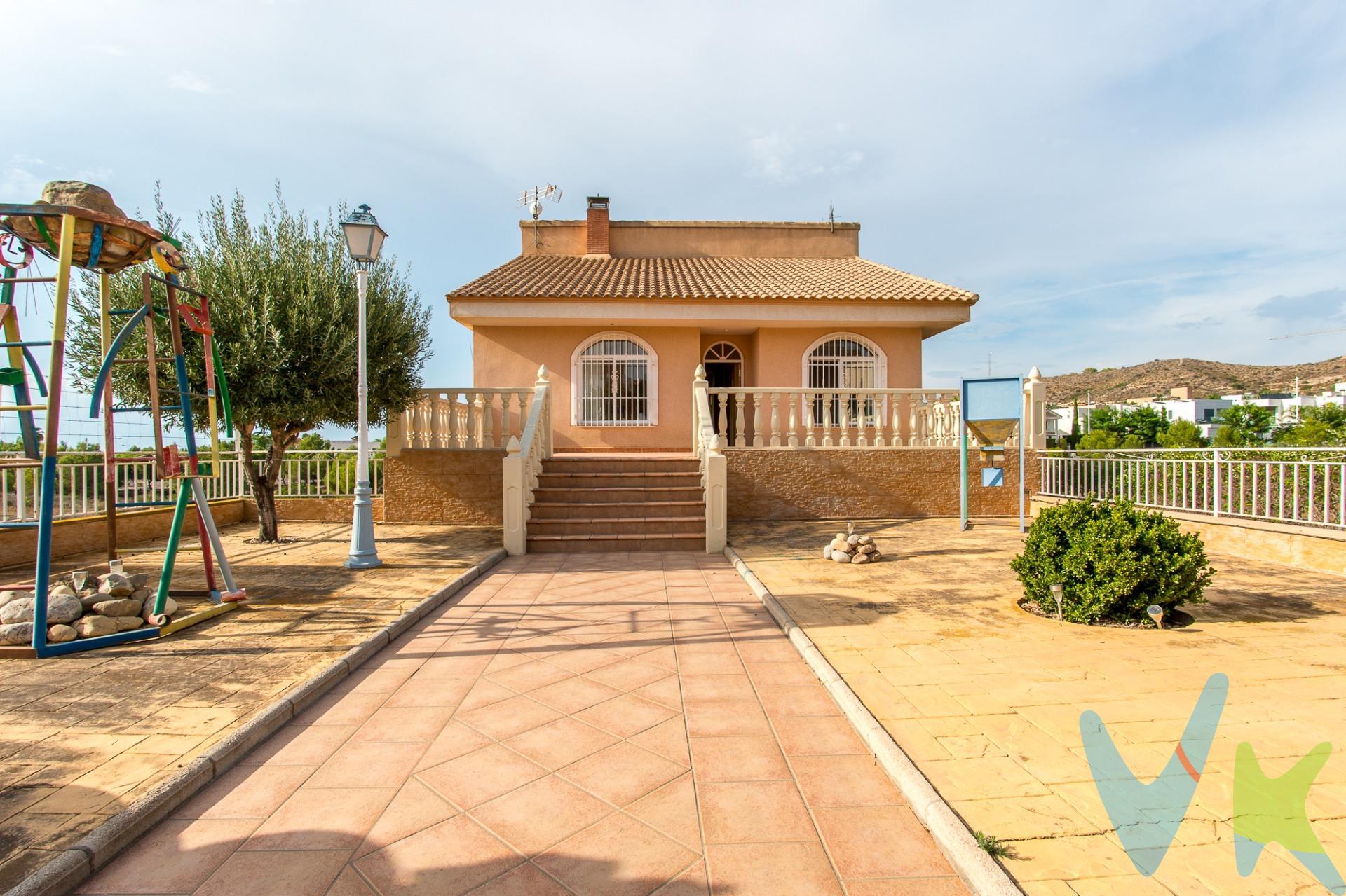 Hay viviendas que simplemente se visitan… y otras que consiguen que, desde el primer momento, empieces a imaginar tu vida en ellas. Te presentamos esta magnífica vivienda situada en La Alcayna, una de las zonas residenciales más consolidadas y demandadas de Murcia, donde tranquilidad, privacidad y calidad de vida se unen en un entorno privilegiado. Una propiedad pensada para disfrutar cada día, con espacios amplios, luminosos y llenos de posibilidades. Un hogar donde crear recuerdos en familia, disfrutar de reuniones con amigos y desconectar de la rutina. 🔑 Comercialización en multidifusión. Por mandato expreso del propietario, este inmueble se comercializa en multiexclusiva, lo que garantiza un acceso completo a la información, un servicio profesional y una gestión ordenada, sin interferencias de terceros. Si eres agente inmobiliario y tienes un cliente interesado, estaremos encantados de colaborar. Contáctanos sin compromiso. 🤝 Una compra tranquila y bien acompañada. Al contactar directamente con nosotros, evitarás molestias innecesarias a la propiedad. Nos encargamos de toda la intermediación, facilitándote la documentación, la información necesaria y un trato cercano, claro y sin complicaciones. Te informaremos con total transparencia de todos los aspectos de la compra, incluidos gastos y honorarios de agencia para que tomes decisiones con calma y seguridad. Nuestra forma de trabajar se basa en algo muy sencillo:. Calma → la tranquilidad de comprar tu vivienda con acompañamiento profesional en todo el proceso con nosotros. A continuación, te informamos de los gastos de compra no incluidos en el precio, para garantizar un proceso claro y tranquilo:. PVP: 415.000€. No incluye gastos, impuestos y demás gastos legalmente correspondan al comprador: ITP del 7,75% con carácter general; existen excepciones según normativa aplicable (1). Base imponible el mayor valor entre el precio de venta o el valor referencia catastral. Gastos Notaría y Registro: 1.900€ aprox. según complejidad y aranceles vigentes (2). Financiación: gastos de hipoteca, tasación y gatos bancarios a cargo del comprador, según su necesidad y elección. Servicio doble de intermediación: Honorarios inmobiliaria a cargo del comprador: 3% precio final, más IVA (21%), salvo acuerdo contrario tras negociación, no incluidos en PVP. Operación y condiciones de compraventa sujeta a aceptación expresa del vendedor. Para acceder a información y documentación legalmente exigible por el consumidor: https://www.inmotasa.es/consumidor/. (1) Para una información exhaustiva sobre el funcionamiento, tipos impositivos y bonificaciones del ITP en la Región de Murcia, puedes consultar el portal oficial de la Agencia Tributaria Autonómica en el siguiente enlace: agenciatributaria.carm.es/ITPAJD. (2) Tarifas notariales y registrales reguladas en Anexo I Del Real Decreto 1426/1989 y, Anexo I Del Real Decreto 1427/1989, respectivamente. 