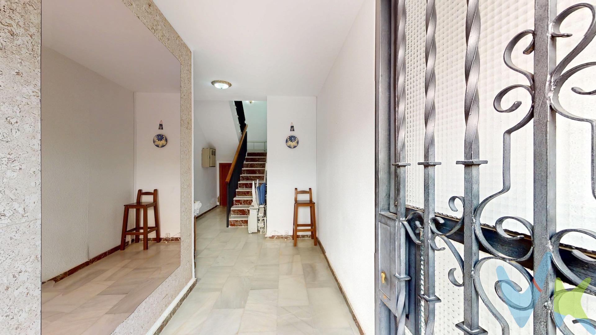 Exclusivo edificio completo con múltiples posibilidades en San Rafael de la Albaida (Córdoba). Presentamos una oportunidad única de adquirir un edificio completo en una de las zonas residenciales más tranquilas y consolidadas de Córdoba. Una propiedad con carácter, amplitud y enorme potencial, ideal tanto para inversión como para proyecto familiar. Sobre una parcela de 312 m², el inmueble ofrece una combinación perfecta de espacio, versatilidad y proyección de futuro. En planta baja, encontramos 301 m² destinados a dos amplios locales con acceso independiente y salida a dos calles, lo que multiplica sus posibilidades: desde actividad comercial hasta transformación en viviendas. Completa esta planta un elegante portal de entrada y una espaciosa cochera. La planta alta alberga dos viviendas independientes, simétricas y llenas de luz. Cada una ha sido diseñada para ofrecer comodidad y funcionalidad, contando con amplios salones, cocinas independientes, cuatro dormitorios, dos baños y patio interior. Su orientación este-oeste y la ventilación cruzada garantizan luminosidad durante todo el día, creando hogares cálidos y acogedores. En la parte superior, una impresionante azotea transitable de 275 m² con castillete se convierte en un auténtico valor añadido: un espacio perfecto para disfrutar al aire libre, crear una zona chill-out, solárium o incluso desarrollar nuevas ideas. Una propiedad que marca la diferencia:. Ideal para inversores que buscan rentabilidad y desarrollo. Perfecta para familias que desean convivir con independencia. Posibilidad de reforma, redistribución o nueva promoción (hasta 4 viviendas). Metros registrales 292,4 metros cuadrados. Ubicado en un entorno agradable, con todos los servicios cercanos y excelentes conexiones, este inmueble combina la tranquilidad residencial con la comodidad del día a día. Una inversión con visión de futuro. Un espacio para crear, vivir o rentabilizar. INFORMACIÓN ADICIONAL: En cumplimiento de las obligaciones de información previstas en la Ley 10/2025, de 28 de diciembre, de servicios de atención a la clientela y transparencia, así como en la normativa sectorial vigente, el precio indicado no incluye los gastos e impuestos inherentes a la adquisición, los cuales se desglosan estimados o con posibilidad de calcularlos a continuación; los gastos más ajustados serán dados en el D.I.A. en la visita a inmuebles, o antes. *Gastos de Notaría: La Minuta se calculará según al arancel notarial oficial: Anexo I, del Real Decreto 1426/1989, de 17 de noviembre. Enlace: https://notariared.com/calculadora-gastos-compra-vivienda/. *Gastos de Registro de la Propiedad: La inscripción se facturará según el arancel oficial: ANEXO I, del Real Decreto 1427/1989, de 17 de noviembre. Igual enlace anterior. *Gastos de Gestión (Gestoría): Los honorarios por la tramitación administrativa, liquidación de impuestos e inscripción registral ascienden de forma estimativa a [363 € aprox.] (IVA incluido), aunque depende de cada caso, y su dificultad. *Honorarios Agencia del Vendedor: incluidos en el PVP. *Honorarios Agencia del comprador: La agencia prestará los servicios de información, asesoramiento y acompañamiento previstos en el Encargo de Servicios y en el D.I.A. Si solicita servicios adicionales o personalizados, sus honorarios serán informados previamente, de forma individualizada y por escrito, conforme a la libertad de pactos y a la normativa vigente. Siendo actualmente la cantidad de un 2,5% del precio final de venta más el 21% de IVA (con un mínimo de 3.500 € más el 21% de IVA). *Impuesto sobre Transmisiones Patrimoniales (ITP): Se aplicará el tipo impositivo vigente en Andalucía (generalmente el 7%, sin perjuicio de tipos reducidos del 6%. 3,5%, etc, aplicables según las circunstancias personales del comprador o las características del inmueble). El impuesto se devenga sobre el superior entre: 1.- Valor de Referencia de Catastro; y 2.- Precio de venta. Puede calcular su situación personal 