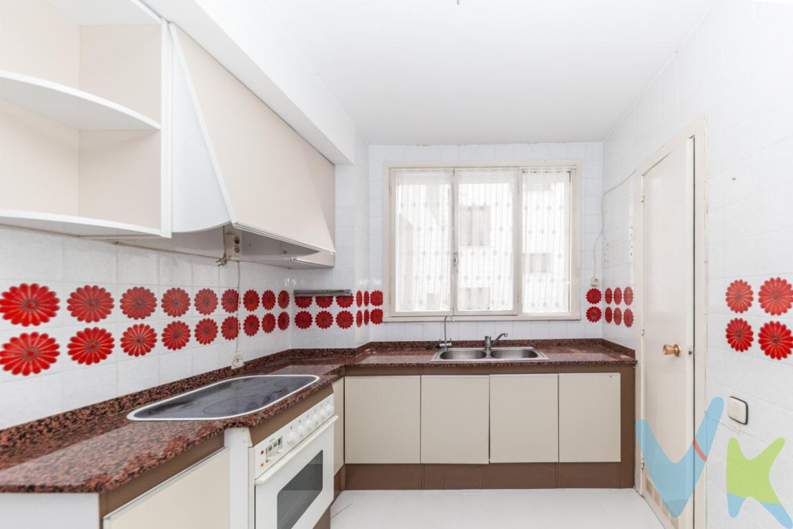VENTA. Amplio piso en la zona de Vallobin, zona con todos los servicios: centro de salud, supermercados, transporte,...... Distribuido en 3 habitaciones, amplio salón, cocina con zona de office y despensa, baño y aseo. Tiene una buena distribución con apenas pasillo, por lo que hace que todas sus dependencias sean de buen tamaño. El estado de conservación de la vivienda es SENCILLO necesita reformas: óculos en el techo, ventanas de aluminio con doble acristalamiento,........  con muchas posibilidades. Dispone de calefacción, ASCENSOR y PLAZA DE GARAJE. Luminoso, claridad y vistas. La cocina y una habitación dan para un patio de luces. Dos habitaciones ya salón a zona abierta.  VEN A VISITARLO, TE GUSTARA!!! 