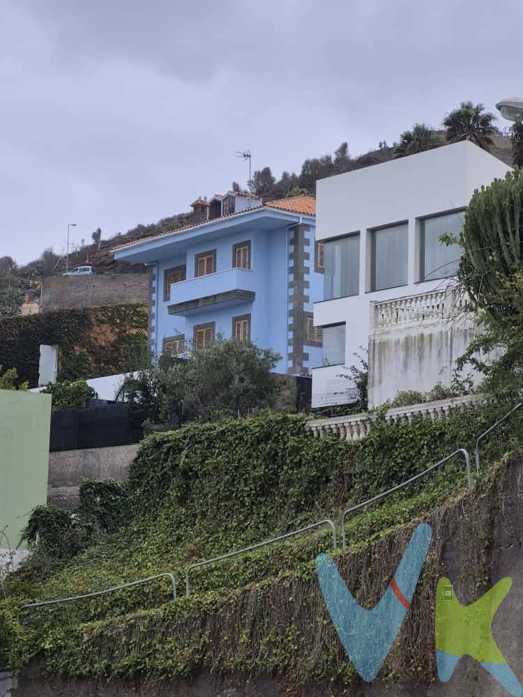 Descubre este precioso chalet independiente, recién pintado y parcialmente reformado, ubicado en una de las zonas más tranquilas y con mejores vistas de la urbanización Monteluz. Con una parcela de 450 m² y 335 m² construidos, esta vivienda destaca por su amplitud, luminosidad y diseño funcional, ya que todas sus estancias son exteriores. Distribución ideal para disfrutar del confort y la vida familiar:. Descubre una distribución ideal para disfrutar del confort y la vida familiar:. La planta alta dispone de un dormitorio principal tipo suite con baño y balcón, además cuenta con tres habitaciones adicionales, una de ellas con balcón y vistas panorámicas a la ciudad, y un segundo baño. En la planta principal, un acogedor salón con chimenea da la bienvenida junto a una espaciosa cocina-comedor con salida, a un balcón con vistas, un baño completo y una habitación ideal como despacho o dormitorio adicional. En la planta baja, a la que se accede por rampa rodada para coches, encontramos un amplio salón perfecto para reuniones o zona de ocio, un baño pendiente de terminar, área de barbacoa ideal para reuniones familiares, y un amplio espacio de aparcamiento exterior. En el nivel inferior, un encantador jardín con limonero y naranjo ofrece la posibilidad de crear un huerto propio y disfrutar de la tranquilidad del entorno. La casa, de estructura cuadrada y buena orientación y luminosidad, cuenta con persianas de madera restauradas y reformada recientemente, a falta de pequeños acabados, que permitirán dejarla totalmente a tu gusto. Una casa con carácter, espacio y vistas, perfecta para quienes buscan tranquilidad sin renunciar a la comodidad y cercanía a la ciudad.