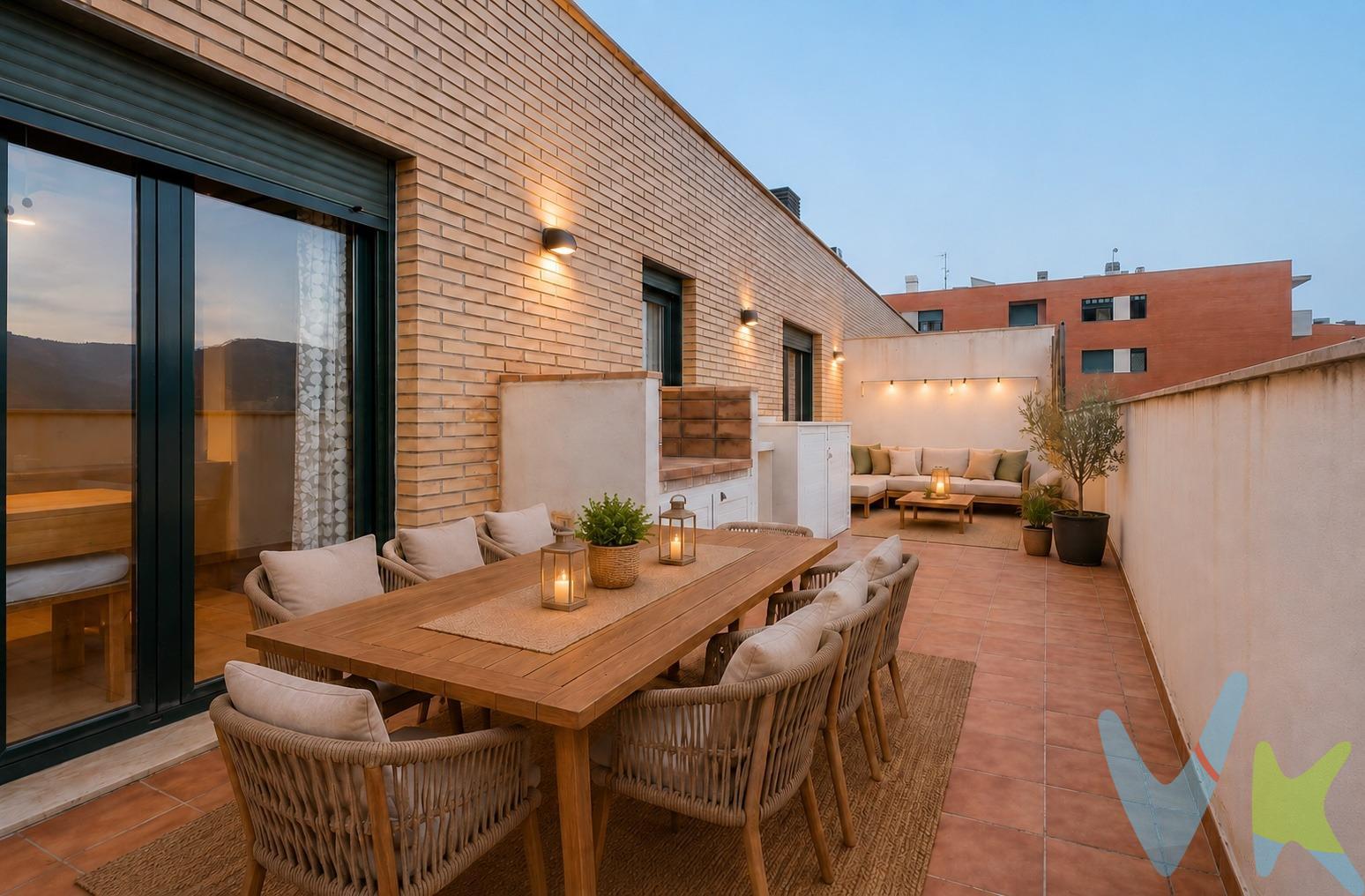 Hay hogares que simplemente se habitan y otros que ofrecen una auténtica forma de vivir. Situado en una tercera planta, este elegante ático dúplex combina la tranquilidad de la montaña con la cercanía del mar Mediterráneo, creando un hogar donde la luz natural, el confort y la calidad de vida son los protagonistas. La vivienda se vende completamente amueblada y equipada, lista para entrar a vivir. La terraza ha sido ambientada con mobiliario mediante renders para su presentación, con carácter exclusivamente ilustrativo. Su distribución ha sido diseñada para aprovechar cada espacio, con una decoración de tonos neutros que aporta luminosidad y armonía. En la planta principal, un amplio recibidor con armario empotrado da paso a un dormitorio doble, un baño completo y una cocina independiente totalmente equipada, con encimera de Silestone y elegantes puertas lacadas en blanco brillo. El amplio y luminoso salón-comedor, ubicado en esquina, disfruta de acceso directo a una terraza de aproximadamente 5 m², orientada al oeste y con agradables vistas a la montaña. Un espacio perfecto para disfrutar de la luz y el sol de la tarde. En la segunda planta se encuentra la zona de noche, compuesta por un dormitorio doble y otro individual, ambos con amplios armarios empotrados, además de un segundo baño completo. Esta planta se completa con una magnífica terraza de 25 m², ideal para disfrutar de reuniones y veladas al aire libre con familiares y amigos, equipada con una agradable zona de barbacoa. Entre sus excelentes calidades destacan el aire acondicionado por conductos con bomba de frío y calor, calefacción por radiadores de gas ciudad, elegante suelo de mármol y puertas de madera maciza, que aportan amplitud, calidez y un toque de distinción. La vivienda forma parte de un cuidado residencial con piscina, pista de pádel, parque infantil y club social, un entorno tranquilo y familiar pensado para disfrutar del tiempo libre. Además, incluye una amplia plaza de garaje y un trastero de 13,50 m². . Vivir en Tavernes de la Valldigna es disfrutar del equilibrio perfecto entre mar y montaña. A tan solo 5 km de la playa, podrás disfrutar del Mediterráneo siempre que lo desees, sin renunciar a la tranquilidad de un entorno residencial. La localidad dispone de todos los servicios necesarios para el día a día y cuenta con excelentes comunicaciones, convirtiéndose en una magnífica opción tanto como residencia habitual como para disfrutar de una segunda vivienda junto al mar. Un ático dúplex luminoso, espacioso y listo para entrar a vivir, con dos magníficas terrazas y todo lo necesario para disfrutar de una auténtica calidad de vida mediterránea. . “El inmueble está disponible para visitas a partir de septiembre por petición de la propiedad". .  --------------------.  Por mandato expreso del propietario, comercializamos este inmueble en exclusiva, lo que le garantiza el acceso a toda la información, a un servicio de calidad, un trato fácil, sencillo y sin interferencias de terceros. Por este motivo, se ruega no molestar al propietario, a los ocupantes de la propiedad o a los vecinos. Muchas gracias por su comprensión. Si usted es agente inmobiliario y tiene un cliente para este inmueble, llámenos: estaremos encantados de colaborar.