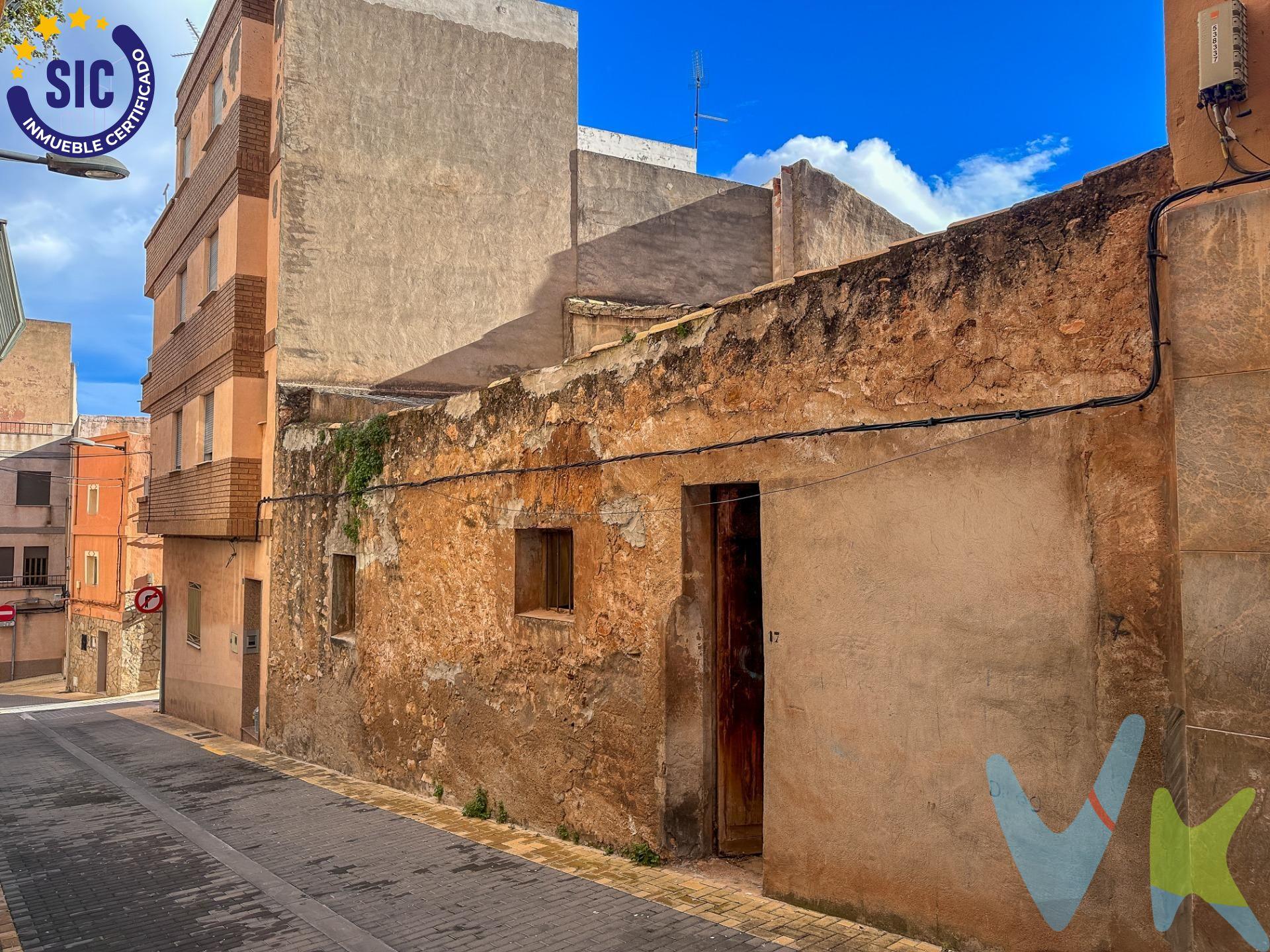 Presentamos un atractivo terreno urbano situado en la pintoresca parte alta del pueblo de Alcora. Este espacio cuenta con aproximadamente 150 metros cuadrados, actualmente designado como corral, lo que brinda una excelente oportunidad para aquellos interesados en construir su hogar ideal a medida y disfrutar de un encantador patio privado. Además, si eres inversor, este solar representa una opción estratégica perfecta: puedes desarrollar múltiples viviendas destinadas al alquiler y obtener así rendimientos atractivos a corto plazo. No pierdas esta valiosa oportunidad de adquirir un inmueble con potencial tanto residencial como comercial; el futuro te está esperando aquí. Este inmueble es en exclusiva, con lo que le facilitamos cualquier información sobre la vivienda. Por este motivo, solicitamos no molesten al propietario, ocupantes de la propiedad, vecinos o conserje de la comunidad. En todos los casos los precios expuestos son más impuestos y gastos derivados de la transmisión del inmueble.