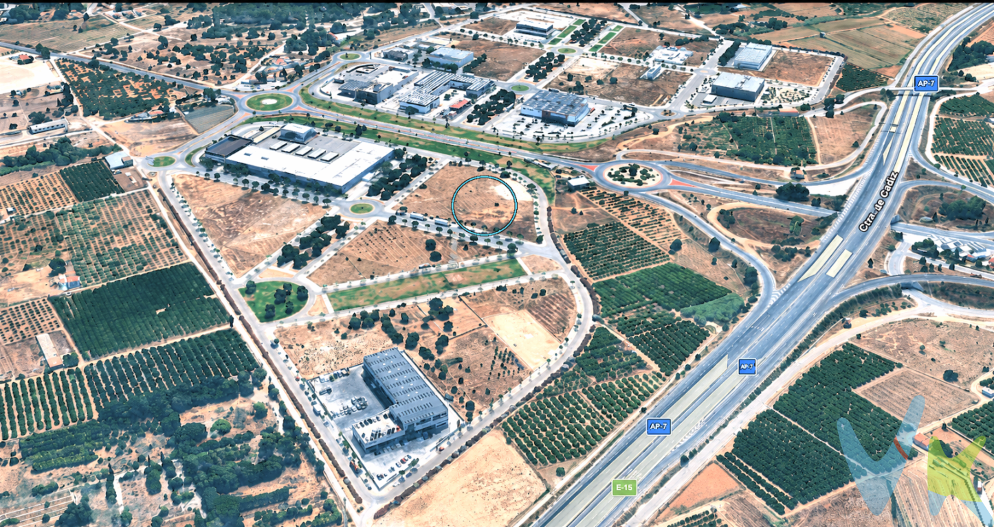 En una ubicación estratégica, en primera línea de la A-7, ideal para desarrollo comercial o empresarial. Parcela urbana de uso terciario, ubicada en el Polígono Industrial El Toll i L\'Alberca, un entorno de alta actividad comercial, situado entre los municipios de Torrent, Alcàsser y Picassent. A tan solo 3 km. del Centro de Torrent. La parcela goza de una posición privilegiada en primera línea de la A-7, con acceso directo desde ambos sentidos de circulación, lo que garantiza máxima visibilidad y conectividad. Zona rodeada de medianas y grandes superficies, concesionarios y operadores de servicios.  NO DUDES EN CONTACTAR CON NUESTROS AGENTES PARA AMPLIAR ESTA INFORMACION. TU NUEVO PROYECTO EMPRESARIAL TE ESTA ESPEANDO EN TORRENTE...NO PIERDAS LA OPORTUNIDA DE VISITARLA !!!!Gastos, Impuestos y Honorarios de Agencia Inmobiliaria no incluidos en el precio. Por mandato expreso del Propietario este Inmueble lo comercializamos en régimen de exclusiva. Nuestros asesores le facilitarán toda la información que precise, por lo que le rogamos no moleste al propietario o a los vecinos. Si usted es una Agencia Inmobiliaria y tiene un cliente interesado póngase en contacto con nosotros y estaremos encantados de colaborar.La descripción del presente inmueble e imágenes tienen carácter meramente informativo y en ningún caso carácter contractual, pudiendo ser modificados por la agencia inmobiliaria sin que ello implique responsabilidad alguna frente a terceros.