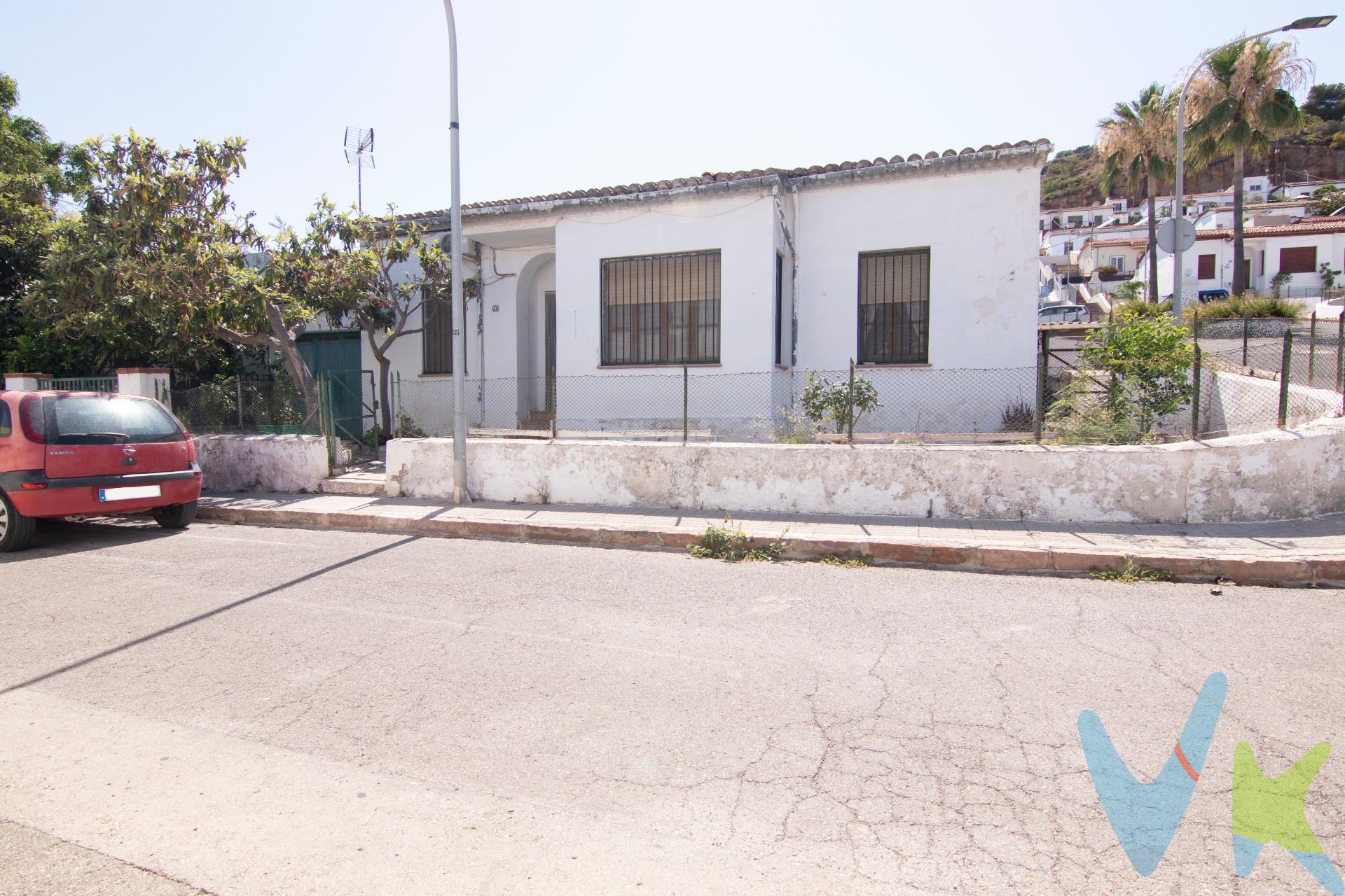 Casa pareada con encanto y esencia original en la Colonia Segarra. Hay viviendas que simplemente se visitan y otras que cuentan una historia. Esta casa pareada, situada en el emblemático Barrio Residencial de la Colonia Segarra, pertenece a ese exclusivo grupo de hogares que han sabido conservar intacta su personalidad y el encanto de su arquitectura original. Ubicada sobre una parcela de 230 m² y con una superficie construida de 135 m², esta vivienda de una sola planta ofrece una distribución cómoda, funcional y muy difícil de encontrar en el mercado actual. Su amplitud, unida a la ausencia de escaleras, la convierte en una opción perfecta para familias, personas que buscan accesibilidad o quienes desean disfrutar de una vivienda espaciosa y práctica. La casa dispone de cuatro dormitorios, un baño completo, una cocina independiente con salida directa al patio, una práctica zona de lavandería y un pequeño garaje que también puede destinarse a almacén o espacio auxiliar, aportando un extra de funcionalidad. Uno de sus mayores atractivos es que conserva numerosos elementos arquitectónicos originales que reflejan la identidad de la Colonia Segarra, ofreciendo una oportunidad única para quienes valoran la autenticidad, los materiales tradicionales y el carácter de las viviendas de época. Es una propiedad con alma, ideal tanto para disfrutar de su esencia como para acometer una reforma respetuosa que realce aún más su singularidad. La Colonia Segarra es uno de los barrios residenciales más característicos de la zona. Concebido con un diseño urbanístico muy especial, todas sus viviendas son unifamiliares de una única planta y cuentan con jardín propio, creando un entorno tranquilo, abierto y con una identidad arquitectónica difícil de encontrar. Sus calles, la amplitud de los espacios y el ambiente familiar hacen de este barrio un lugar privilegiado para vivir. Si busca una vivienda amplia, con historia, jardín y el encanto de la arquitectura tradicional, esta casa representa una magnífica oportunidad para crear un hogar único en uno de los enclaves residenciales con mayor personalidad de la zona. “El precio del inmueble no incluye los gastos de notaría y registro de la propiedad (que están sujetos a aranceles y varían dependiendo del precio de escrituración), ni los impuestos (que en la Comunitat Valenciana varían dependiendo del precio del inmueble y de las características personales del comprador.”. No incuidos, muebles, electrodométicos y decoración en el precio