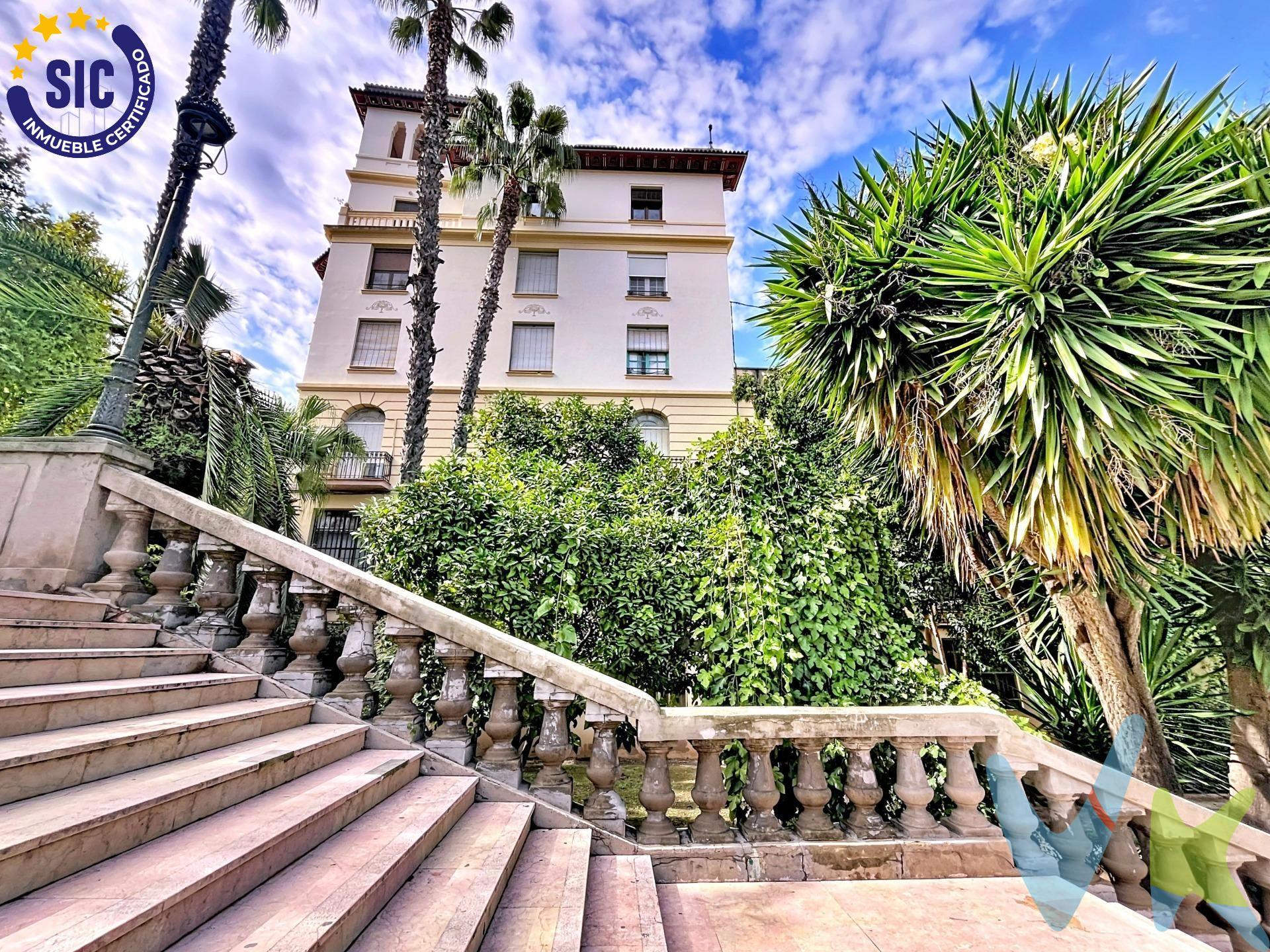 IMPRESIONANTE VIVIENDA EN XÀTIVA: 214 m² de Luz, Carácter y Vistas Panorámicas Únicas. Esta es la oportunidad de VER, SENTIR y VIVIR la elegancia en el corazón de Xàtiva. Ubicada en la prestigiosa Avenida de Selgas, nº 3, te recibe una imponente propiedad de 214 m² donde el encanto clásico y el diseño contemporáneo se fusionan en perfecta armonía. La luz natural te ENVUELVE desde el primer momento, pintando de claridad cada espacio gracias a su doble orientación norte-sur. ASCIENDE hasta el verdadero tesoro: la espectacular terraza comunitaria. Un gran espacio al aire libre exclusivo para solo 8 viviendas, ideal para tus momentos de desconexión o actividad social, y que te regala las mejores vistas panorámicas de la maravillosa ciudad. Siente la solidez y la calidad en cada detalle: la madera maciza de la carpintería interior, los techos altos que aportan amplitud visual, y los ventanales amplios con contraventanas en turquesa. La distribución es un placer para MOVERSE, ofreciendo tres habitaciones dobles que invitan al descanso profundo y dos sencillas, perfectas para un despacho o vestidor. La cocina francesa, amplia y acogedora, está lista para que DISFRUTES del arte culinario. El salón, con sus detalles originales, es el ambiente ideal para compartir y relajarte. Además, la propiedad INCLUYE una plaza de garaje, un auténtico privilegio que te da la LIBERTAD de aparcar sin estrés y sumergirte al instante en la vida vibrante del centro, rodeado de todos los servicios. Ven a DESCUBRIRLA. Una propiedad con alma, carácter y una ubicación inmejorable que tienes que vivir para creer. VENTA:. PVP 320.000€.  Gastos e impuestos no incluidos en el precio. La compra conlleva impuestos y gastos de formalización para el comprador. A título orientativo se informa que en segundas transmisiones el  ITP  con carácter general en  Valencia  es del  10%, pudiendo existir otros tipos impositivos atendiendo a  las circunstancias  personales del comprador u otras circunstancias previstas legalmente. Base imponible del impuesto el mayor valor entre el precio de compraventa, la tasación o el valor de referencia catastral. En cuanto a los gastos de  notaría y registro, en su caso,  suelen oscilar aprox; entre 1,5% y 2,5% (aranceles variables según precio, n.º de copias y complejidad). El comprador elige notario. Si el comprador precisase de  hipoteca: tasación, condiciones y costes bancarios serán según entidad elegida por el comprador, así como los gastos de gestoría, y cualesquiera otros gastos inherentes a la formalización de la compraventa que legalmente correspondan a la parte compradora, salvo pacto expreso en contrario con el vendedor. El consumidor tiene,  conforme a la normativa vigente, a su disposición información y documentación adicional relativa al inmueble y condiciones de la compraventa, que podrá ser consultada en C/Joaquín Costa 4, bajo 46005 Valencia o urbe2@remax.es. Honorarios de mediación inmobiliaria a cargo del  COMPRADOR: (3% del precio final de venta más IVA (21%), salvo otro pacto.); y  de VENDEDOR (según acuerdo con el mismo). . Se informa al consumidor que la agencia actúa como intermediaria inmobiliaria en la operación, estando cualquier eventual compraventa y sus condiciones sujeta a la aceptación expresa del propietario-vendedor y a la posterior formalización del correspondiente contrato.