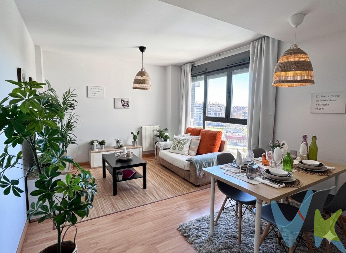 Vive en un piso que combina funcionalidad, comodidad y excelentes zonas comunes. Con 77 m² construidos (54 m² útiles), esta vivienda en urbanización privada ofrece el equilibrio perfecto entre espacio, practicidad y calidad de vida. 🛋 Salón-comedor luminoso. Amplio y acogedor, con un gran ventanal orientado a las zonas comunes de la urbanización, lo que aporta vistas agradables y un plus de tranquilidad. 🍽 Cocina completamente equipada. Incluye vitrocerámica, horno, campana extractora, lavadora, frigorífico, lavavajillas y microondas. Lista para usar desde el primer día. Además, dispone de terraza-tendedero independiente, ideal como zona de lavandería y ventilación. 🛏 Dos dormitorios con excelente almacenaje. Ambos cuentan con armarios empotrados, a los que se suma un armario adicional en el hall de entrada. Espacio suficiente para mantener el orden sin renunciar a comodidad. 🛁 Dos baños completos. El principal con bañera y el segundo con plato de ducha, ambos con mamparas instaladas. Funcionalidad pensada para el día a día. ❄ Confort garantizado todo el año. Aire acondicionado por conductos para una climatización uniforme y toldo en el salón para regular la entrada de luz según tus necesidades. 🪵 Acabados de calidad. Tarima flotante en toda la vivienda (excepto cocina y baños, con gres de fácil mantenimiento), puertas interiores de haya, puerta de entrada blindada y paredes en liso color gris perla, un tono neutro que se adapta a cualquier estilo. 🚗 Incluye plaza de garaje y trastero. Más comodidad, más espacio y una mudanza sin complicaciones. 🏊‍♂️ Urbanización con servicios exclusivos. Conserjería 24 horas, gimnasio, dos piscinas (adultos e infantil), zonas ajardinadas, pista de pádel y parque infantil. Todo lo que necesitas para disfrutar sin salir de casa. ¿Y la ubicación? Perfecta: en el límite de los barrios de Santa Eugenia y Villa de Vallecas. Jardines, zonas tranquilas, guarderías, colegios (públicos y concertados), farmacias, comercios, supermercados, CC La Gavia, … Y además con una excelente comunicación, salida directa a la A3 y a la M45. . 🚍 AUTOBUSES que pasan cerca de tu calle. Estas líneas tienen paradas a corta distancia andando desde tu dirección (por la zona de Avenida Santa Eugenia / Fuentespina o calles cercanas):. Líneas principales de autobús: 145,  N9 (línea nocturna) 58, 63. 👉 145 y N9 son buenas opciones para acercarte hacia zonas más centrales (como Plaza del Conde de Casal o Cibeles), . 🚇 METRO más cercano  📍 **La Gavia — **Metro Línea 1 (Valdecarros ↔ Pinar de Chamartín) —. . Certificación energética: “C” — eficiente y actual. 📞 Llama hoy mismo y ven a conocer tu nuevo hogar en Madrid!. Importante: los impuestos y gastos (ITP o IVA, notaría, registro, gestoría, tasación, etc.) no están incluidos en el precio. Para más información o para concertar una visita, ¡contáctanos ahora!