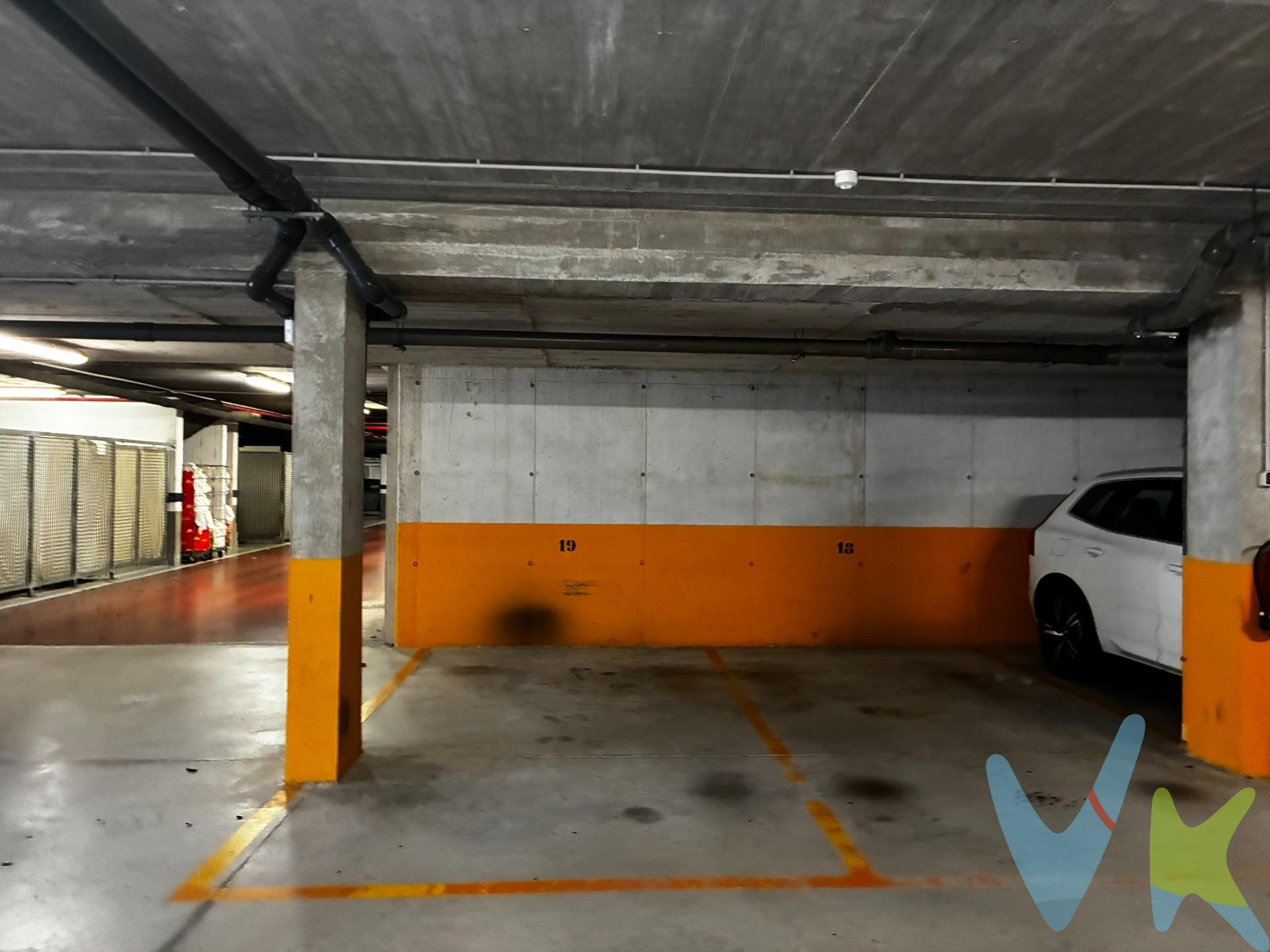 Se vende plaza de garaje amplia y de fácil acceso en Zizur Mayor, junto al Hotel Exe y próxima a todos los servicios: supermercados, colegios, farmacias, zonas verdes y paradas de autobús. La plaza tiene una superficie útil de 13,27 m², con espacio suficiente para coche grande y maniobra cómoda gracias a su buena distribución y amplios pasillos de circulación. El acceso se realiza mediante puerta automática con mando a distancia. Ubicación excelente, en un edificio moderno y bien cuidado, con buena iluminación y mantenimiento. Ideal tanto para uso propio como para inversión, dada la alta demanda de plazas de aparcamiento en la zona. (Datos meramente informativos sin valor contractual. El PVP indicado no incluye impuestos ni gastos de transmisión). 
