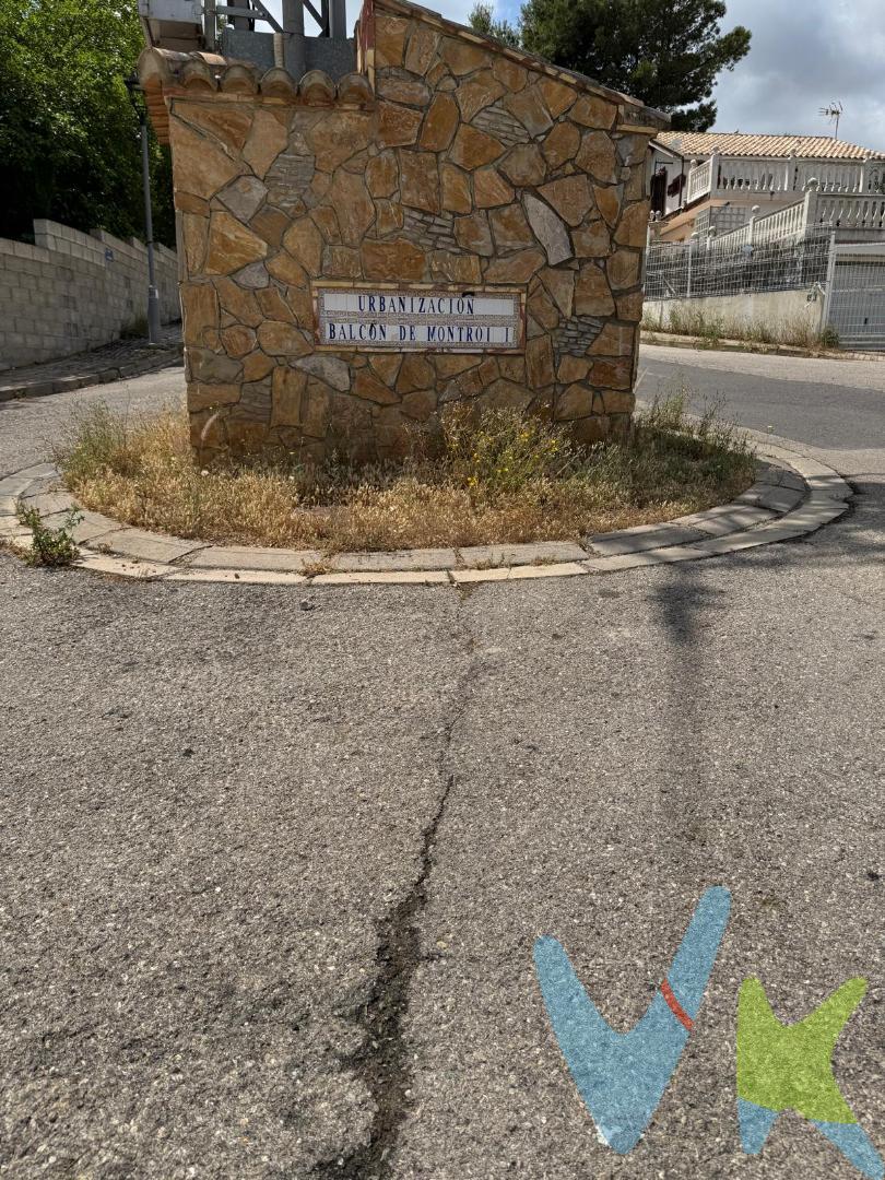 
 PARCELA URBANA DE 613 m² EN BALCÓ DE MONTROI – LISTA PARA CONSTRUIR LA CASA DE TUS SUEÑOS
 
Se vende magnífica parcela urbana de 613 m² en la urbanización Balcó de Montroi,  una zona residencial consolidada, tranquila y rodeada de naturaleza, ideal para quienes buscan calidad de vida sin renunciar a una buena conexión con Valencia y su área metropolitana.
Uno de sus grandes atractivos es que se trata de suelo urbano con red de alcantarillado, además de disponer de los servicios urbanísticos necesarios para desarrollar tu proyecto con mayores garantías y comodidad.
Sus 613 m² ofrecen el espacio perfecto para construir una vivienda a medida, con jardín, piscina, terrazas y amplias zonas exteriores donde disfrutar del excelente clima mediterráneo durante todo el año.
La urbanización cuenta con vecinos residentes durante todo el año, lo que aporta vida, seguridad y un ambiente de comunidad consolidada, convirtiéndola en una excelente opción tanto para vivienda habitual como para segunda residencia.
Además, dispone de parada de MetroBus, líneas 192 A y 192 B (Millares – Real – Torrent – Valencia), facilitando los desplazamientos diarios sin necesidad de utilizar vehículo privado.
Ubicada a pocos minutos de Montserrat y a tan solo 35 km de Valencia, combina la tranquilidad de un entorno residencial con la cercanía a servicios, comercios y principales vías de comunicación.
Aquí no solo compras una parcela; compras espacio, privacidad, tranquilidad y la oportunidad de construir exactamente la vivienda que deseas, adaptada a tus necesidades y estilo de vida.
Por mandato expreso del propietario, comercializamos este inmueble en exclusiva, garantizando un servicio profesional, una gestión ágil y una atención personalizada. Por ello, rogamos no molestar al propietario, vecinos u ocupantes. Muchas gracias por su colaboración.
La oferta está sujeta a cambios de precio o retirada del mercado sin previo aviso. La información contenida en este anuncio, incluyendo textos, imágenes, fotografías o cualquier otro contenido, tiene carácter meramente informativo y no contractual, pudiendo contener errores. El precio no incluye impuestos, gastos de notaría, registro, gestoría ni honorarios de intermediación inmobiliaria, en su caso.
 
¿Te imaginas construyendo aquí la vivienda de tus sueños? Contacta con nosotros y descubre todo el potencial de esta fantástica parcela. 
  