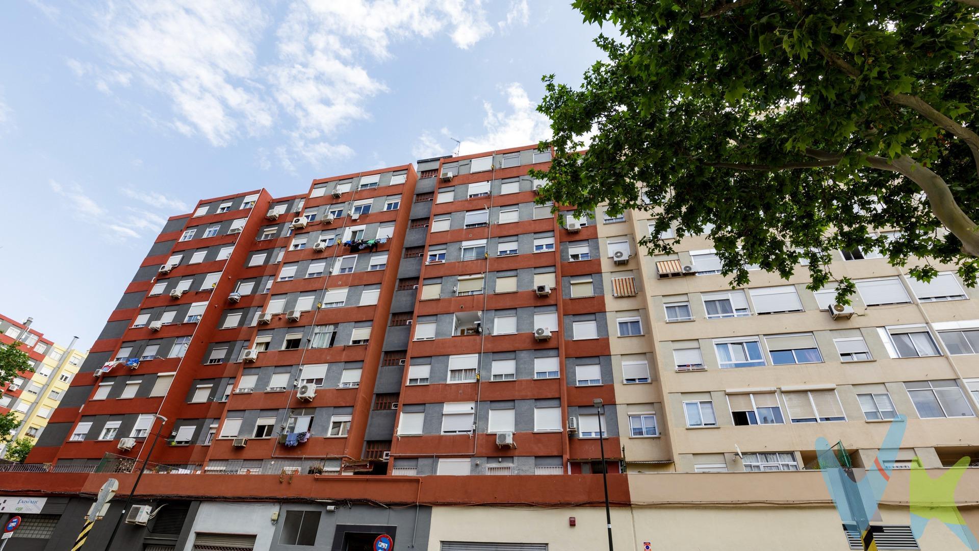 Hay algo que no se puede recuperar: el tiempo que se pierde buscando aparcamiento. Si conoces la zona de Emilio Castelar con Plaza Utrillas sabes perfectamente de qué hablamos. Llegar a casa después de una larga jornada y empezar a dar vueltas, una calle más, otra manzana más, esperando encontrar un hueco libre. Plaza para coche mediano sus medidas  son 2.10 x 4.60 metros. Por eso esta plaza de garaje es mucho más que un simple aparcamiento. Es la tranquilidad de llegar y entrar. Es la comodidad de saber que siempre tienes tu sitio reservado. Es olvidarte de buscar aparcamiento bajo la lluvia, en invierno o después de un día complicado. Ubicada en la calle Emilio Castelar nº 85, esta plaza se encuentra en una de las zonas con mayor densidad residencial de Zaragoza y donde aparcar en superficie resulta especialmente difícil, tanto para residentes como para quienes trabajan o realizan gestiones en el entorno. . . 