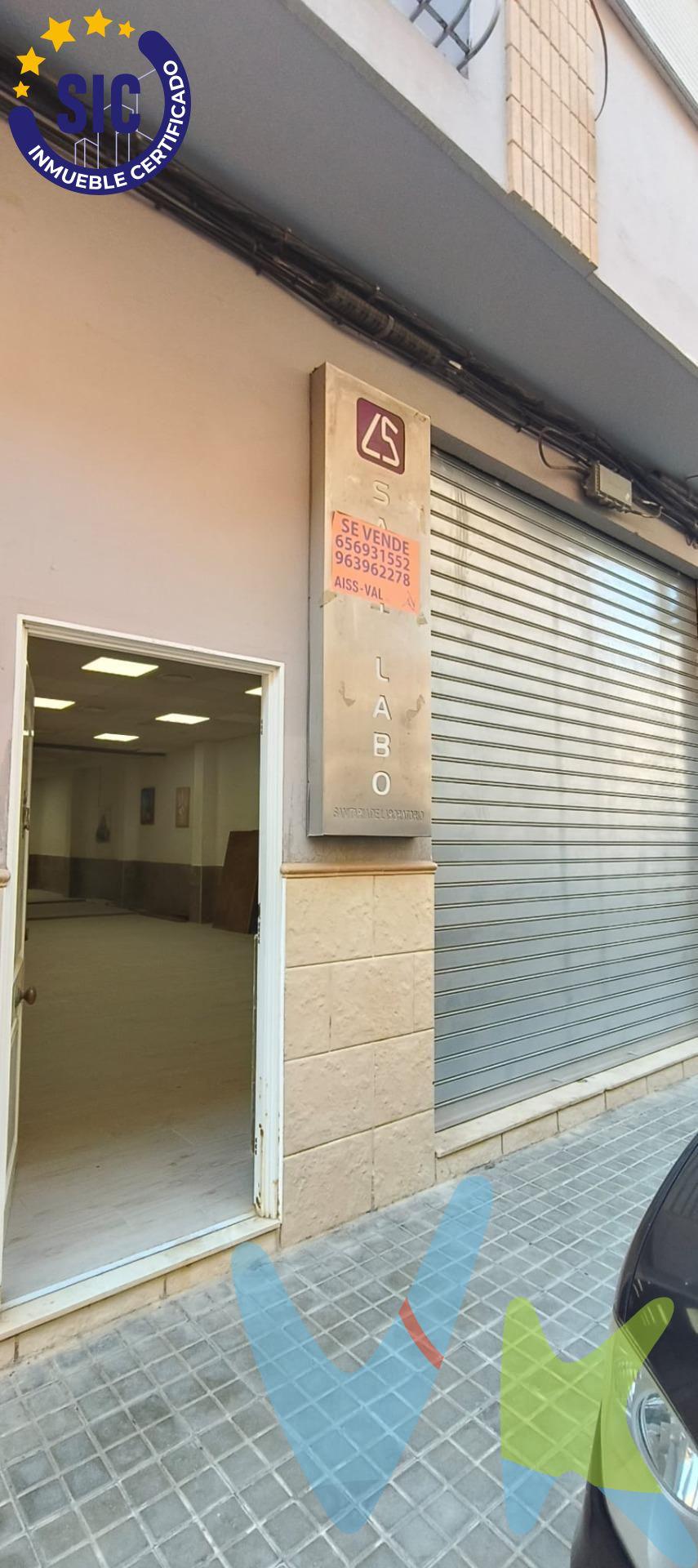 Gran oportunidad de inversión. Se vende amplio bajo de 442 metros cuadrados, con salida de humos, lo que lo convierte en una opción perfecta para restauración (bar, cafetería o restaurante). El inmueble destaca por su gran superficie y versatilidad, siendo también ideal para desarrollar un local comercial, oficinas, o incluso habilitarlo como plazas de garaje. Su espacio permite una distribución flexible, adaptándose a distintos proyectos empresariales o de inversión con alta rentabilidad potencial. Características principales:. Superficie: 442 m². Salida de humos (apto para hostelería). Espacio amplio y adaptable. Posibilidad de varios usos: restauración, comercial, oficinas o garaje. Buena accesibilidad. Una excelente oportunidad tanto para emprendedores como inversores que buscan un espacio con grandes posibilidades. Nota: Agencia Registrada con el Nº 1395 en el Registro Obligatorio de Agentes Inmobiliarios de la Comunitat Valenciana, consultable en la web de la Generalitat Valenciana. La oferta está sujeta a cambios de precio o retirada del mercado sin previo aviso. La información contenida en el presente anuncio se facilita a título meramente informativo y no contractual, los datos, descripciones, superficies, imágenes y cualquier otro contenido del mismo pueden estar sujetos a errores u omisiones al ser facilitados por terceros. El precio de venta publicado no incluye los honorarios de intermediación inmobiliaria, ni los impuestos legalmente aplicables (IVA o ITP), ni los gastos derivados de la compraventa, tales como notaría, registro y gestoría, ni aquellos derivados de la financiación, en caso de existir. Por mandato expreso del propietario, este inmueble se comercializa en régimen de exclusiva, garantizando al interesado un acceso completo a la información y una gestión profesional, transparente y sin interferencias de terceros. Se ruega no molestar al propietario, a los ocupantes del inmueble ni a los vecinos. Agentes inmobiliarios con cliente interesado pueden contactar con la agencia para colaborar. Nuestro departamento financiero puede conseguir tu financiación. ¡Consúltanos!