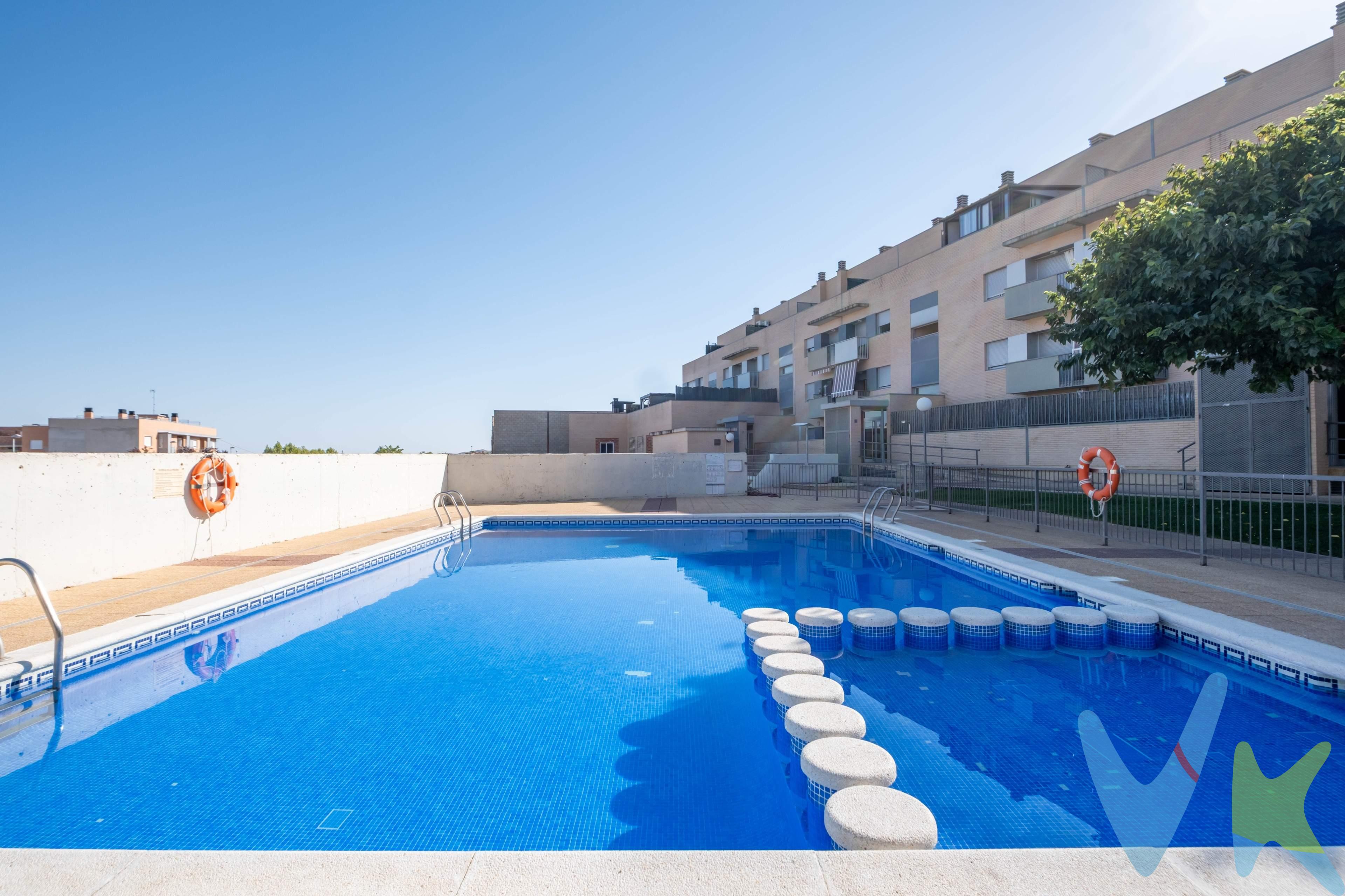 . Imagina llegar a casa después de un largo día de trabajo, aparcar a la primera en tu propia plaza de garaje y saber que, en unos minutos, estarás desconectando de todo en tu terraza privada. Si buscas calidad de vida y tranquilidad, este piso en venta en la calle Ramón y Cajal de Cadrete lo tiene todo. Olvídate del estrés de las obras y los presupuestos sorpresa. Esta vivienda está lista para entrar a vivir; solo tienes que traer tus maletas y empezar a disfrutar desde el primer minuto. Hablamos de un cómodo y accesible bajo, ubicado en un edificio con un portal sin barreras arquitectónicas. Su distribución está pensada para tu confort diario: cuenta con 2 dormitorios y, aquí viene el plato fuerte, ¡ambos tienen acceso directo a una maravillosa terraza privada de 17 m²! Es el espacio ideal para tus desayunos de domingo, tus cenas de verano al aire libre o para crear tu propio rincón chill-out. Además, dispone de 2 baños completos, garantizando la máxima comodidad para ti y tus invitados, y una cocina independiente que suma una gran ventaja: una galería cerrada, perfecta como zona de lavandería y espacio extra de almacenaje. Y para que la temperatura nunca sea un problema, la vivienda cuenta con preinstalación de aire acondicionado. Pero la verdadera calidad de vida también está de puertas para afuera. Al formar parte de esta exclusiva urbanización, vivirás los veranos sin salir de casa gracias a su fantástica piscina comunitaria, mientras los más pequeños juegan seguros en la zona infantil. Todo esto, viviendo en Cadrete, disfrutando de la paz de un entorno residencial consolidado con una excelente conexión con Zaragoza. Y sí, la plaza de garaje está incluida. Viviendas con estas características —bajos con amplia terraza, piscina y listos para habitar en Cadrete— vuelan del mercado. ¿Vas a dejar que te lo cuenten? Contáctanos ahora y agenda tu visita. *** Gastos e impuestos no incluidos. A título orientativo, en segundas transmisiones, el comprador abonará: Impuesto sobre Transmisiones Patrimoniales (ITP), tipo general en Aragón al 8% (*). Base de cálculo: mayor valor entre precio de compraventa o valor de referencia catastral. Gastos de Notaría y Registro: Aranceles variables según precio, número de copias y complejidad; cálculo según tarifas normativas. Si se precisa hipoteca: Tasación, condiciones y costes bancarios según entidad elegida por el comprador; así como gastos de gestoría y cualesquiera otros inherentes a la compraventa. No se incluyen otros gastos o tributos que puedan por Ley corresponder al comprador. Operación sujeta a doble mediación. Existen honorarios a cargo del comprador, salvo pacto en contrario, no incluidos en PVP. El consumidor conforme a la normativa vigente podrá solicitar información y documentación adicional relativa al inmueble, sus características, condiciones de la operación y del servicio de mediación en la oficina y/o a través de nuestro teléfono de contacto o mail. La agencia actúa exclusivamente como intermediaria en la compraventa, cuyas condiciones, en todo caso, estarán sujetas a la aceptación expresa del vendedor del inmueble y posterior formalización del contrato. La información suministrada se corresponde con la disponible a la fecha de publicación, pudiendo variar en función de las circunstancias o actualizaciones legales, contractuales y fiscales. Anuncio de carácter meramente informativo. Para una información exhaustiva sobre el funcionamiento, tipos impositivos y bonificaciones del ITP en Aragón, puede consultar el portal oficial de la Agencia Tributaria Autonómica. Tarifas notariales y registrales reguladas en el Anexo I del Real Decreto 1426/1989 y Anexo I del Real Decreto 1427/1989, respectivamente. Anuncio no vinculante, puede contener errores.