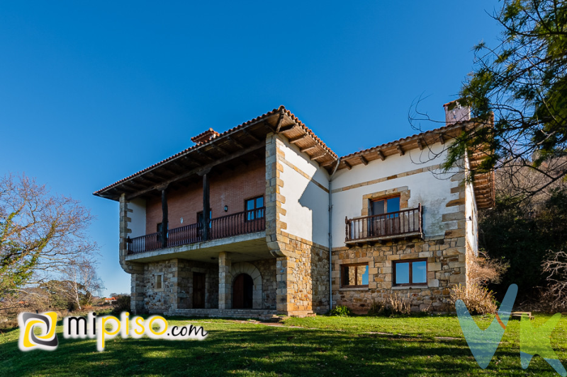 CASA DE CAMPO EN COLINDRES (CANTABRIA). Si lo que se está planteando es el alquiler o compra 
 tanto como para un negocio rural como para vivienda habitual, hotel etc..., esta vivienda es la suya, rodeada de 2 hectáreas de campo dónde la tranquilidad y la naturaleza son las protagonistas y con todo lo necesario para un buen desarrollo. A tan solo 3 km de las playas Salvé y Regatón de Laredo se encuentra esta maravillosa casa que está dividida en 3 plantas, a ella se accede por un gran porche y en la planta baja nos encontramos un precioso salón con una gran chimenea, una cocina, una sala de estar, una habitación y un baño, subimos a la primera planta por unas grandes y cómodas escaleras de madera y tenemos 6 habitaciones y 3 baños con bañera y en la segunda planta nos encontramos una estancia muy amplia diáfana, un baño con bañera y otro con ducha, 3 amplias habitaciones iluminadas por claraboyas. Situación perfecta por estar solamente a 200 m de uno de los pasos del Camino de Santiago. Vivienda con calefacción de gas natural con 3 calderas, con consumo independiente por planta. Imprescindible ver, para valorar opciones y plantear situaciones.