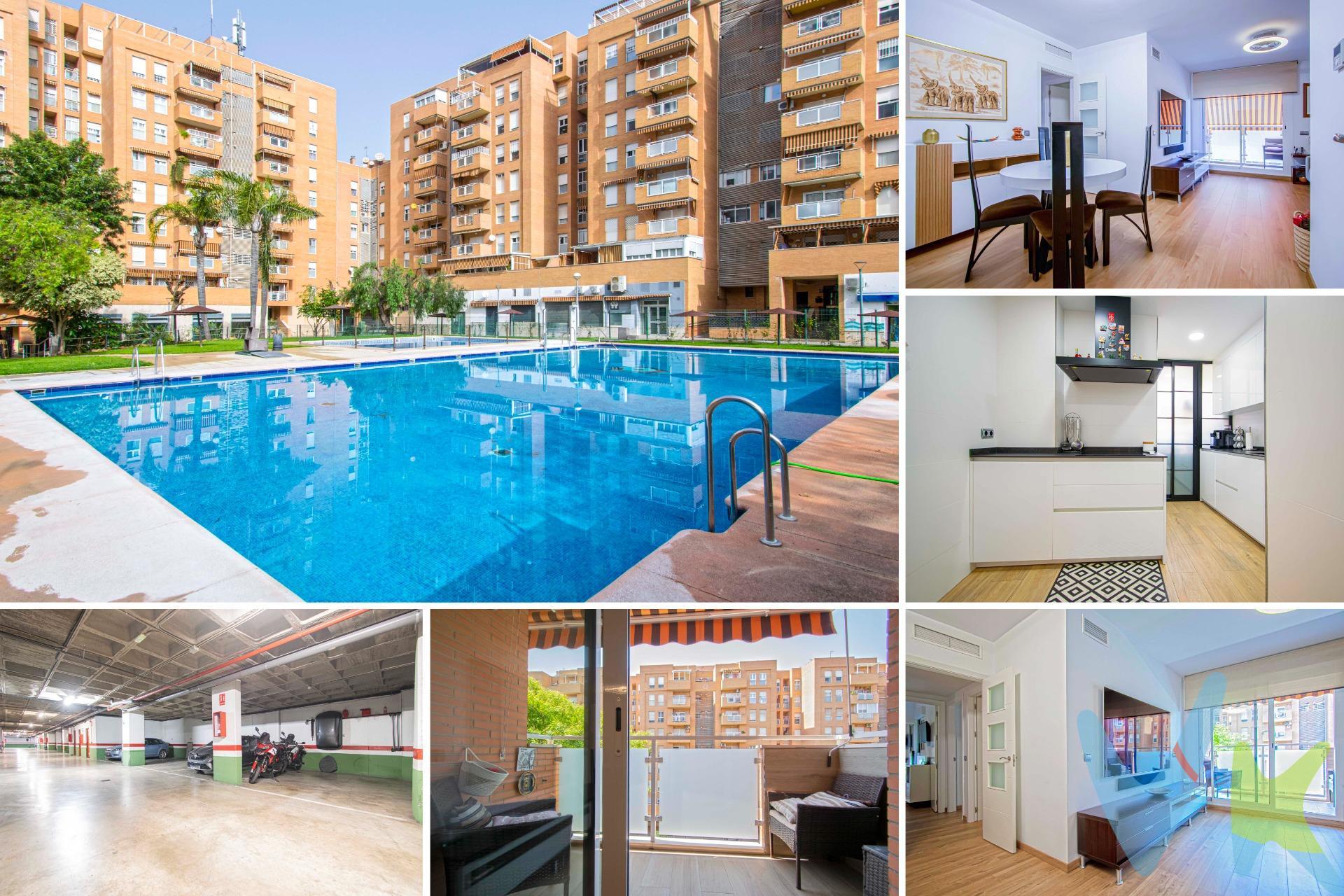 Piso de lujo ubicado en uno de los residenciales más demandados de Sevilla Este, con unas espectaculares zonas comunes con PISCINA COMUNITARIA y PISTAS DE TENIS, este piso ofrece una calidad de vida excepcional. Vivienda de cuatro habitaciones, completamente reformada con todo tipo de detalles. Posibilidad de adquirir GARAJE y TRASTERO de manera independiente. Al entrar en el piso, te encontrarás con un amplio hall que comunica con el salón, un espacio luminoso y acogedor gracias a su gran ventanal que deja entrar la luz natural a raudales. El salón, a su vez, comunica con una terraza con unas vistas estupendas, perfecta para disfrutar del aire libre y la vista mientras uno se relaja. En la zona de noche, disponemos de 4 dormitorios, el principal con un enorme armario empotrado de 4,5 m y baño en suite, con toallero calentador para mantener tus toallas siempre calientes y acogedoras. Las habitaciones cuentan todas con armarios empotrados perfectamente revestidos en su interior.  En el pasillo, nos encontramos con otro espacioso baño, moderno y funcional que cuenta con un plato de ducha, altavoz Bluetooth para escuchar tu música favorita mientras te preparas para el día, y también un toallero calentador que hará que tus baños sean de lo más agradables. Todas las ventanas del piso están equipadas con persianas mecánicas y estores motorizados, lo que te permitirá controlar la luz y la privacidad de cada habitación con facilidad y comodidad. Por último, y a destacar, el piso ofrece una preciosa cocina de diseño, completamente amueblada con todo tipo de lujos en la confección de sus armarios y cajones de almacenamiento, así como su encimera de material porcelánico y electrodomésticos de alta gama de la marca Bosch. Además, cuenta con un cómodo espacio que hace las veces de lavadero, muy práctico para guardar todos los artículos de limpieza. EL MOBILIARIO es negociable. CARACTERÍSTICAS A DESTACAR:. -	A/A centralizado frío/calor. -	Tarima flotante completamente nueva en todo el piso. -	Ventanas climalit en toda la casa. -	Persianas y estores motorizados. -	Toldos nuevos en todas las ventanas. -	Ventiladores de techo. -	Puerta blindada de seguridad. -	PISCINA. -	PISTAS DE TENIS. -	Opción de poder adquirir PLAZA DE GARAJE Y TRASTERO aparte. Este piso es un hogar de ensueño para aquellos que buscan lo mejor. Con su diseño moderno, sus acabados de alta calidad y su ubicación privilegiada, es el lugar perfecto para vivir con estilo y comodidad. Barrio peatonal ajardinado. Ideal familias con niños, mascotas o deportistas. Cerca de colegios público y privado, instituto, centro de salud y centro deportivo. Salida directa SE-30, A-4 y A-92. No pierdas la oportunidad de vivir en un piso de lujo con todas las comodidades. ¡Contacta con nosotros para más información y para programar una visita!. Informamos a nuestros clientes que el precio de venta no incluye lo siguiente: Honorarios de la agencia inmobiliaria, Impuestos (I.T.P., I.V.A. o A.J.D., en su caso) ni otros gastos de la compraventa (gastos de Registro de la Propiedad, Notaría, Gestoría ni de posible Financiación). Documento F.I.S. a disposición del consumidor según Decreto 218/2005 Junta de Andalucía.