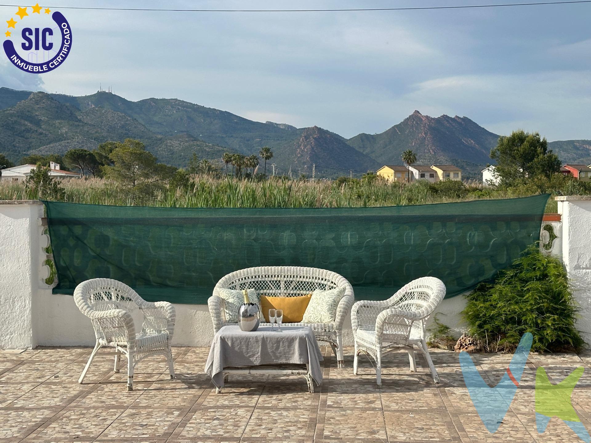 Descubre esta magnífica villa unifamiliar en Benicasim Golf, una de las zonas más exclusivas y tranquilas de Benicasim. Ubicada sobre una amplia parcela de 940 m², esta propiedad de 220 m² construidos ofrece el equilibrio perfecto entre privacidad, comodidad y funcionalidad para toda la familia. Distribuida en dos plantas, esta vivienda cuenta con:. ✅ 5 dormitorios (incluyendo un apartamento independiente). ✅ 2 baños completos y un aseo. ✅ Salón-comedor con cocina office de 62 m². ✅ Terraza amplia y soleada con acceso desde el salón y la cocina. ✅ Apartamento con entrada propia, ideal para invitados o alquiler vacacional. ✅ Garaje cerrado para un coche + espacio exterior para varios vehículos. ✅ Zona ajardinada con espacio para instalar piscina. ✅ Trastero, aire acondicionado en comedor superior, armarios empotrados y chimenea. Ubicada en una zona residencial muy demandada, ideal tanto como residencia habitual como para escapadas vacacionales. Además, cuenta con fácil acceso a servicios, playas, colegios y el centro urbano. 🌿 ¿Buscas espacio, tranquilidad y buena ubicación en Benicasim? Esta es tu oportunidad. 📍 A solo minutos de la playa y con excelente conexión con Castellón y Valencia. Este inmueble es en exclusiva, con lo que le facilitamos cualquier información sobre la vivienda. Por este motivo, solicitamos no molesten al propietario, ocupantes de la propiedad, vecinos o conserje de la comunidad. En todos los casos los precios expuestos son más impuestos y gastos derivados de la transmisión del inmueble. 