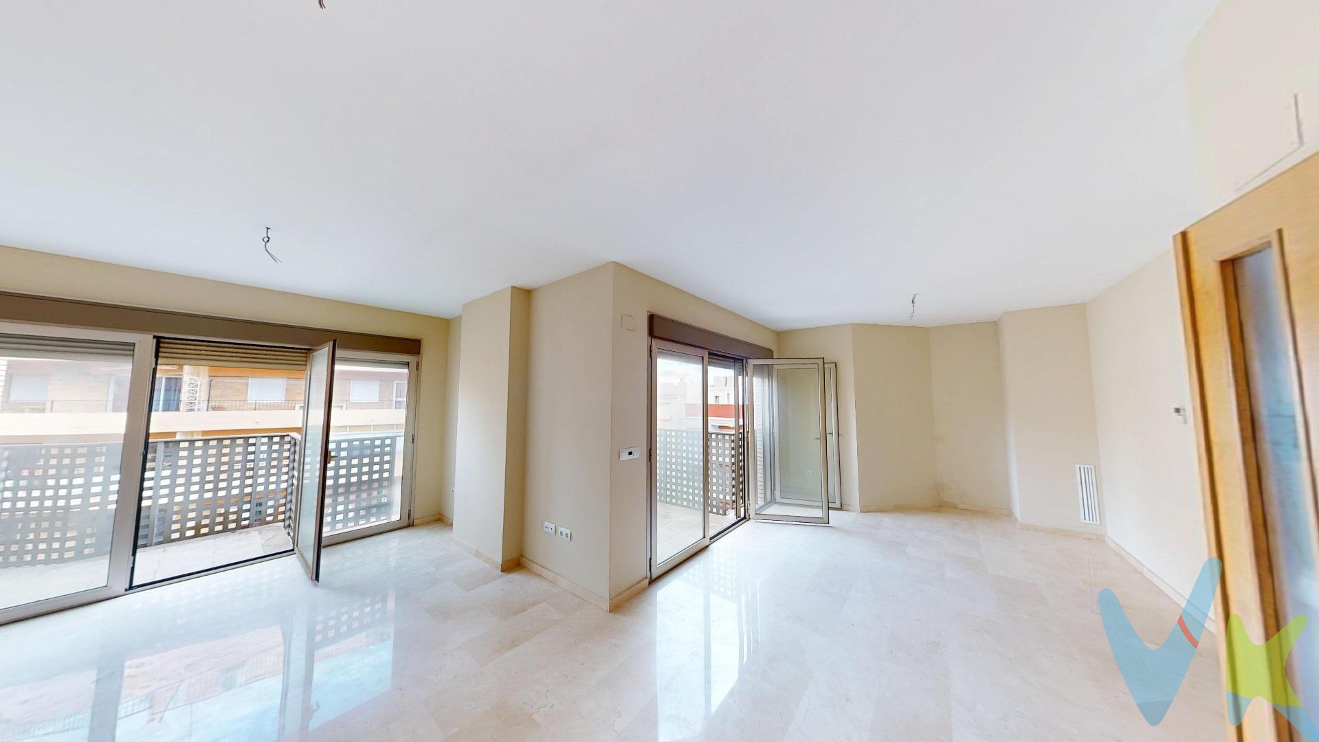 Descubra su estilo de vida ideal en esta exquisita residencia en Oliva, donde la elegancia moderna se fusiona con el encanto mediterráneo. Esta impresionante propiedad de 106,0 m², situada en la última planta de un edificio construido en 2009, está para estrenar y cuenta con 3 dormitorios y 2 baños, ofreciendo el lienzo perfecto para sus aspiraciones.  . El corazón del hogar es una cocina contemporánea y sofisticada, con elegantes armarios grises brillantes y una amplia superficie de trabajo para dar rienda suelta a su creatividad culinaria. Imagine preparar comidas gourmet mientras recibe a sus invitados en este espacio con estilo.  . Los baños son un reflejo del lujo, con uno de ellos decorado con vibrantes azulejos rojos que aportan un toque audaz y lleno de energía a su rutina diaria. Los accesorios de alta calidad y los elementos de diseño moderno crean una atmósfera similar a la de un spa, perfecta para relajarse tras un día en las cercanas playas.  . La joya de la corona de esta propiedad es el amplio salón de 33,0 m², un refugio sereno que promete momentos de descanso y reuniones inolvidables. Las grandes ventanas en cada habitación inundan los espacios con luz natural, creando un ambiente luminoso y acogedor. Los armarios empotrados ofrecen un amplio almacenamiento, manteniendo su hogar ordenado y libre de desorden.  . Además, la vivienda dispone de una plaza de parking y un trastero incluidos en el precio, brindando comodidad y espacio extra para sus pertenencias. También cuenta con preinstalación de aire acondicionado para mayor confort durante todo el año.  . El edificio, construido en 2009, dispone de ascensor y se encuentra en la última planta, ofreciendo mayor privacidad y tranquilidad.  . Su ubicación es inmejorable, a solo 2,5 km de la playa, permitiéndole disfrutar de la brisa marina y las aguas cristalinas del Mediterráneo en pocos minutos.  . Oliva es una localidad con una oferta de ocio excepcional. Aquí se encuentra el prestigioso campo de golf Oliva Nova Golf Resort, que cuenta con un hotel de 5 estrellas y unas instalaciones de primer nivel para los amantes de este deporte. Además, Oliva es el escenario del Mediterranean Equestrian Tour, un evento de referencia internacional en el mundo de la hípica, atrayendo a jinetes de todo el mundo.  . Ya sea que busque una residencia permanente o una lujosa casa de vacaciones, este elegante piso ofrece la combinación perfecta de confort, estilo y ubicación. ¡Aproveche la oportunidad de elevar su experiencia de vida y haga realidad su sueño de vivir en el Mediterráneo!