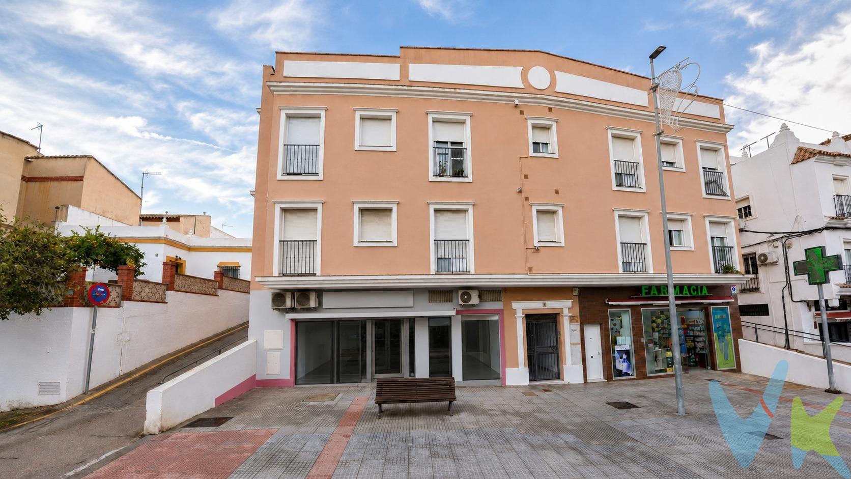 Amplio local comercial en planta baja, con una superficie construida aproximada de 154,50 m² y 129,78 m² útiles, ideal para negocios que necesiten una combinación de zona de atención al público, despachos independientes, salas de trabajo, archivo y almacén. El inmueble dispone de una amplia zona principal diáfana de unos 51,31 m², varias estancias independientes, dos aseos, zona de archivo y almacén. El local ha tenido anteriormente uso como oficina bancaria y posteriormente como clínica veterinaria, lo que demuestra su capacidad de adaptación a distintas actividades profesionales, sanitarias, comerciales o de servicios. Su distribución resulta especialmente interesante para actividades que requieran privacidad y organización interna: consultas, despachos profesionales, gestoría, asesoría, clínica, centro médico o estético, academia, coworking, oficinas comerciales, despacho técnico, centro de formación o actividad asistencial. Cuenta con varias dependencias ya compartimentadas, lo que permite implantar una actividad de forma rápida sin necesidad de realizar una redistribución integral. La zona central amplia puede funcionar como recepción, sala de espera, área comercial, showroom o espacio de trabajo común, mientras que los despachos perimetrales ofrecen independencia para consultas, reuniones o puestos de trabajo. Comercializamos este inmueble en exclusiva para garantizarte toda la información necesaria junto a un servicio excepcional. En cumplimiento del Decreto Junta Andalucía 218/2005 del 11 Octubre, informamos al cliente que los gastos notariales e impuestos no están incluidos en el precio € . Si tienes dudas acerca de la compraventa , llámanos ; estaremos encantados de asesorarle !. Igualmente disponemos de un Seguro de Caución para garantizar las cantidades entregadas a nuestra Agencia en concepto de Reserva y/o Arras. Impuestos y gastos de la compraventa:. El comprador puede consultar de forma oficial los impuestos aplicables (ITP, AJD, etc.) en la web de la Junta de Andalucía:. https://www.juntadeandalucia.es/organismos/economiahaciendayfondoseuropeos/areas/tributos-juego/tributos/paginas/impuestos-cedidos-transmisiones.html. Si tiene cualquier duda sobre los gastos de la compraventa, llámenos y estaremos encantados de asesorarle de forma clara y personalizada. 