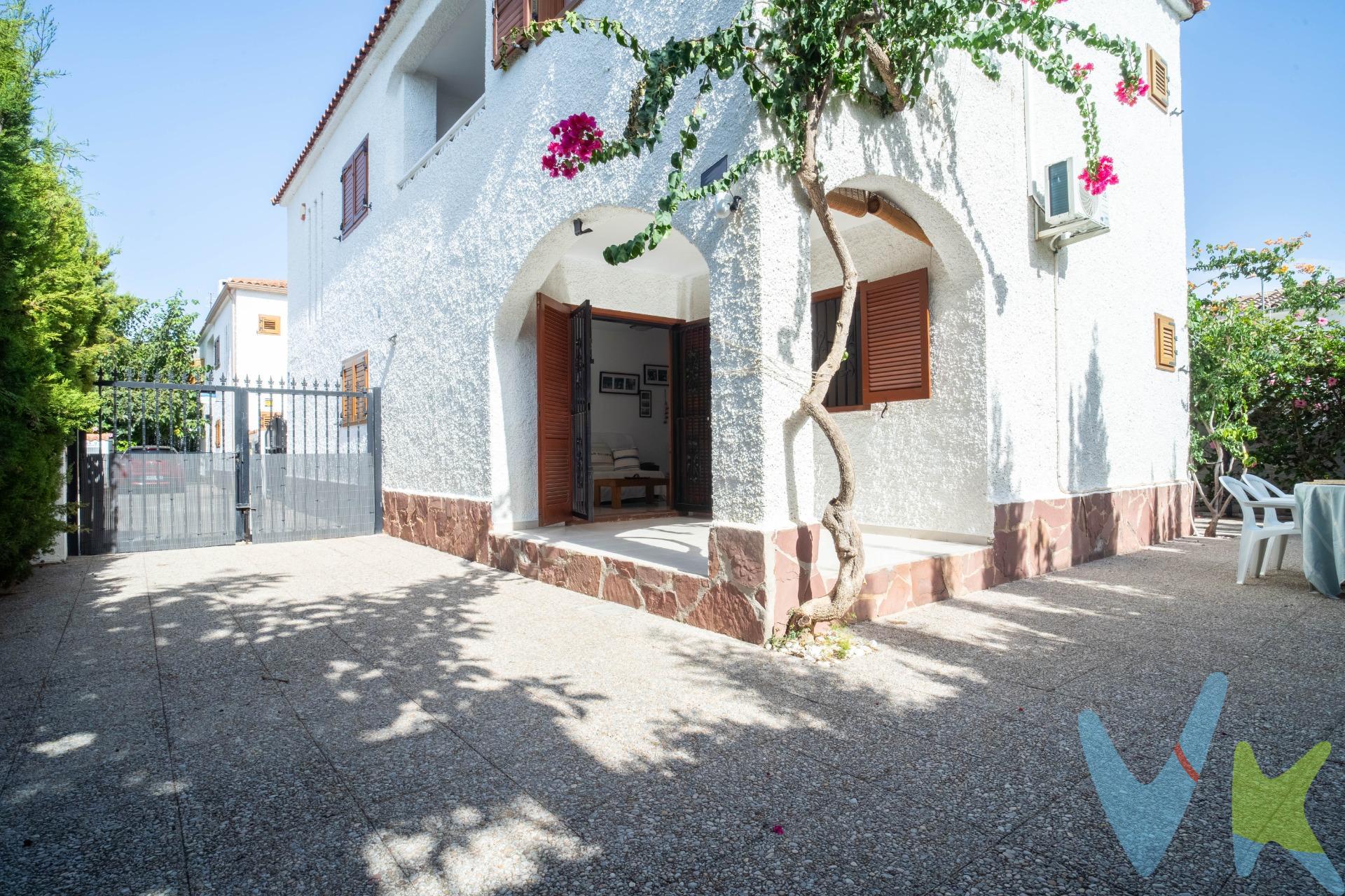 Descubre este encantador adosado esquinero ubicado en Oropesa del Mar, en una zona privilegiada entre la hermosa playa Morro de Gos y el pintoresco centro del pueblo. Esta propiedad cuenta con una superficie construida de vivienda de 90 m² que ofrece comodidad y funcionalidad. Esta distribuida en dos plantas, en la primera encontramos, salón comedor, cocina independiente, aseo y un pequeño trastero en el hueco de la escalera. En la segunda planta tenemos tres habitaciones dobles una de ellas con salida a una terraza y las tres con armarios empotrados, además de un baño completo que da servicio a esa planta. Entre los atractivos extras se encuentran su zona privada destinada al aparcamiento e íntima terraza perfecta para disfrutar reuniones o momentos relajantes al aire libre; además tiene chimenea lo cual le otorga calidez durante las temporadas más frescas del año. Sin duda alguna, esta vivienda representa una excelente opción tanto como segunda residencia vacacional como lugar permanente donde vivir todo el año. Los metros útiles son aproximados. Este inmueble es en exclusiva, con lo que le facilitamos cualquier información sobre la vivienda. Por este motivo, solicitamos no molesten al propietario, ocupantes de la propiedad, vecinos. . Muchas gracias por su comprensión. El precio indicado puede sufrir variaciones. En todos los casos los precios expuestos son más impuestos y gastos derivados de la transmisión del inmueble . La operación esta sujeta al Impuesto de Transmisiones Patrimoniales (ITP), cuyo tipo general es del 9%, gastos de Notaría, Registro de la Propiedad y en su caso, gestoría.