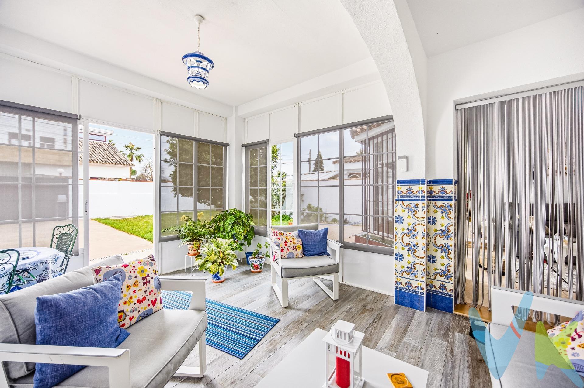 ✨ Tu oasis familiar en Los Gallos: Chalet reformado, jardín espectacular y a 5 minutos de la playa 🌊. 🏡Este chalet no es solo una casa, es el lugar donde tu familia creará sus mejores recuerdos. Listo para entrar a vivir, con todas las comodidades modernas y en una ubicación inmejorable. ¿Buscas el equilibrio perfecto entre la paz de un hogar independiente y la comodidad de tenerlo todo a mano? Te presentamos este increíble chalet en Los Gallos, una de las zonas urbanas más tranquilas, cotizadas y consolidadas de Chiclana. Una vivienda completamente reformada y llena de confort, diseñada en exclusiva para disfrutar de la vida en familia. Lo mejor de su ubicación es que te permite desconectar del estrés diario en un entorno residencial sereno, estando a tan solo 5 minutos de la impresionante playa de La Barrosa 🏖️. Además, al ser una zona urbana totalmente desarrollada, tendrás a un paso colegios, supermercados, centros médicos y paradas de autobús 🚍. ¡Comodidad absoluta para el día a día!. 🌳 Exteriores de ensueño: El corazón de tus reuniones. El espacio exterior de este chalet está pensado para exprimir al máximo el envidiable clima andaluz. Rodeado de cuidadas zonas verdes y jardín, es el entorno ideal para que los niños jueguen seguros mientras tú te relajas. Zona de barbacoa y cocina exterior: Un espacio techado y perfectamente equipado para convertirte en el anfitrión perfecto. Imagina los almuerzos del domingo y las cenas de verano cocinando al aire libre en tu propio refugio 🥩🍹. Aseo exterior con ducha: El complemento más cómodo y práctico para refrescarte en los días de sol o quitarte la arena directamente al volver de la playa 🚿. Parking privado: Olvídate de los problemas de espacio; la parcela cuenta con zona pavimentada con capacidad para aparcar varios coches dentro de la propiedad con total seguridad. 🏠 Un interior reformado, cálido y muy confortable. Con 111 m² construidos distribuidos con un gusto exquisito, el interior destaca por su calidez y su fantástica entrada de luz natural ☀️. Cada rincón ha sido renovado pensando en el bienestar familiar:. Salón-comedor con chimenea: El lugar perfecto para las reuniones familiares, ver vuestras películas favoritas o disfrutar del crepitar del fuego en las tardes de invierno 🔥. 3 Elegantes habitaciones: Un gran dormitorio principal de diseño majestuoso y dos habitaciones sencillas ideales para los niños, invitados o como un cómodo espacio de teletrabajo. Baño principal tipo "Spa": Un espacio totalmente reformado y cuidado al detalle para ofrecerte un auténtico rincón de relax y desconexión diaria 💦. ¡No dejes pasar esta oportunidad única en Los Gallos! Contáctanos hoy mismo para agendar tu visita y venir a enamorarte de tu próximo hogar. 🔑💙. Comercializamos este inmueble en exclusiva para garantizarte toda la información necesaria junto a un servicio excepcional. En cumplimiento del Decreto Junta Andalucía 218/2005 del 11 Octubre, informamos al cliente que los gastos notariales e impuestos no están incluidos en el precio € . Si tienes dudas acerca dela compraventa , llámanos ; estaremos encantados de asesorarle !. Igualmente disponemos de un Seguro de Caución para garantizar las cantidades entregadas a nuestra Agencia en concepto de Reserva y/o Arras. Impuestos y gastos de la compraventa:. El comprador puede consultar de forma oficial los impuestos aplicables (ITP, AJD, etc.) en la web de la Junta de Andalucía:. https://www.juntadeandalucia.es/organismos/economiahaciendayfondoseuropeos/areas/tributos-juego/tributos/paginas/impuestos-cedidos-transmisiones.html. Si tiene cualquier duda sobre los gastos de la compraventa, llámenos y estaremos encantados de asesorarle de forma clara y personalizada.