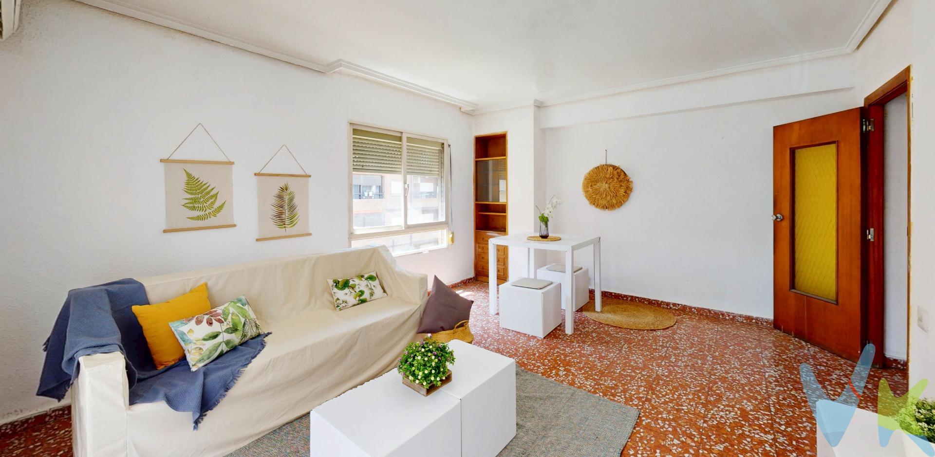 AMPLIO PISO EN CALLE ALMOINES – JUNTO ÁNGEL GUIMERÁ Y AV. DEL CID. ¿Buscas una vivienda espaciosa en una ubicación privilegiada de Valencia? Esta puede ser tu oportunidad. Superficie: 110 m² construidos. Distribución: 4 habitaciones (2 dobles y 2 individuales). Baños: 1 baño completo y 1 aseo. Cocina independiente con galería. Orientación sureste, muy luminosa. La vivienda necesita alguna reforma, ideal para adaptarla a tu gusto. Ubicada entre Ángel Guimerá y Avenida del Cid, en un barrio consolidado con todos los servicios al alcance: supermercados, colegios, centros de salud, zonas verdes, comercios y una excelente conexión en transporte público. **Transporte público cercano:**. **Metro:**. * Estación Ángel Guimerá (líneas 1, 2, 3, 5 y 9): conecta con el centro, universidades, playa, aeropuerto y otros puntos clave de la ciudad. * Estación Avenida del Cid (líneas 3, 5 y 9): acceso directo al aeropuerto y a zonas costeras. * Estación Plaça Espanya (líneas 1 y 2): a pocos minutos caminando. **Autobuses urbanos y metropolitanos:**. * Líneas EMT cercanas: 67, 70, 73, 93. * Líneas MetroBus: 150 (Aeropuerto), 160, 161, 170, entre otras. * Paradas a menos de 5 minutos a pie, con buena frecuencia y cobertura. Una vivienda con gran potencial, en una ubicación inmejorable y perfectamente comunicada. Ideal tanto para familias como para inversión. Solicita más información o agenda tu visita. . 
