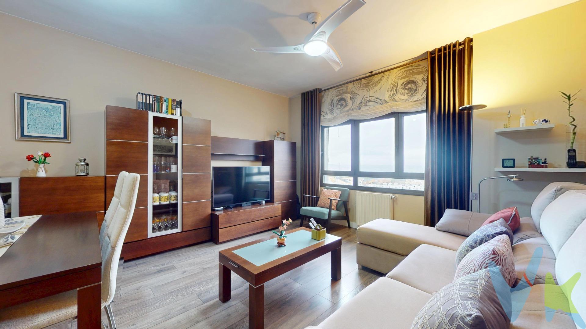 Si quieres una vivienda de construcción seminueva , con mejoras realizadas, bien comunicada, , zonas comunes y luminoso con vistas espectaculares está es tú vivienda. Vivienda muy acogedora y bien distribuida de 76 metros cuadrados construidos, 2 dormitorios , uno de ellos en suite , salón independiente, 2 cuartos de baño, cocina y tendedero. Las calidades son las siguientes ventanas de aluminio con rotura de puente térmico, puertas interiores macizas lacadas en blanco, suelos de gres y tarima, aire acondicionado por conductos, calefacción gas natural individual, impresionantes armarios empotrados forrados con cajoneras mejorados por la propiedad, toldos en los dos dormitorios y salón, los cuartos de baño con mampara uno con plato de ducha y otro bañera, . La vivienda se encuentra en una septima planta por lo que es bastante soleada con vistas despejadas, con orientación Este y Oeste. La finca es urbanización cerrada con piscina, zona infantil, local comunitario  y consta de conserje. Es adaptada para personas con movilidad reducida y consta de dos ascensores. Vecindario mayormente parejas jovenes con poder adquisitivo y niños pequeños. En él precio se incluye plaza de garaje con acceso directo desde el ascensor, bastante amplia con instalación para coches eléctricos y trastero. El entorno cuenta con todo tipo de infraestructuras a nivel de transporte público metro Valdecarros o Las Suertes línea 1,  a 25 minutos de la puerta del Sol, líneas de autobuses nº 145, 142 y nocturno N9, , varios colegios públicos y concertados Ángel Nieto, Gredos San Diego Las Artes, Loyola De Palacio, Torrevilano, guarderías La Revoltosa, Chulapos y escuela infantil La Preciosa, centro de salud Ensanche de Vallecas, farmacias, entidades bancarias, supermercados Mercadona, centro comercial La Gavia el más grande de todo Madrid con todas las tiendas de moda, restaurantes, Cine y supermercado Carrefour a excasos 550 metros, varios parques infantiles en la zona para ir de paseo con los niños en avenidas y calles bastantes amplias. 30 años en Vallecas nos avalan, no dude en pedir su cita , puede ser la vivienda que buscaba. Para entrar a vivir finales de Junio, primeros de Julio.