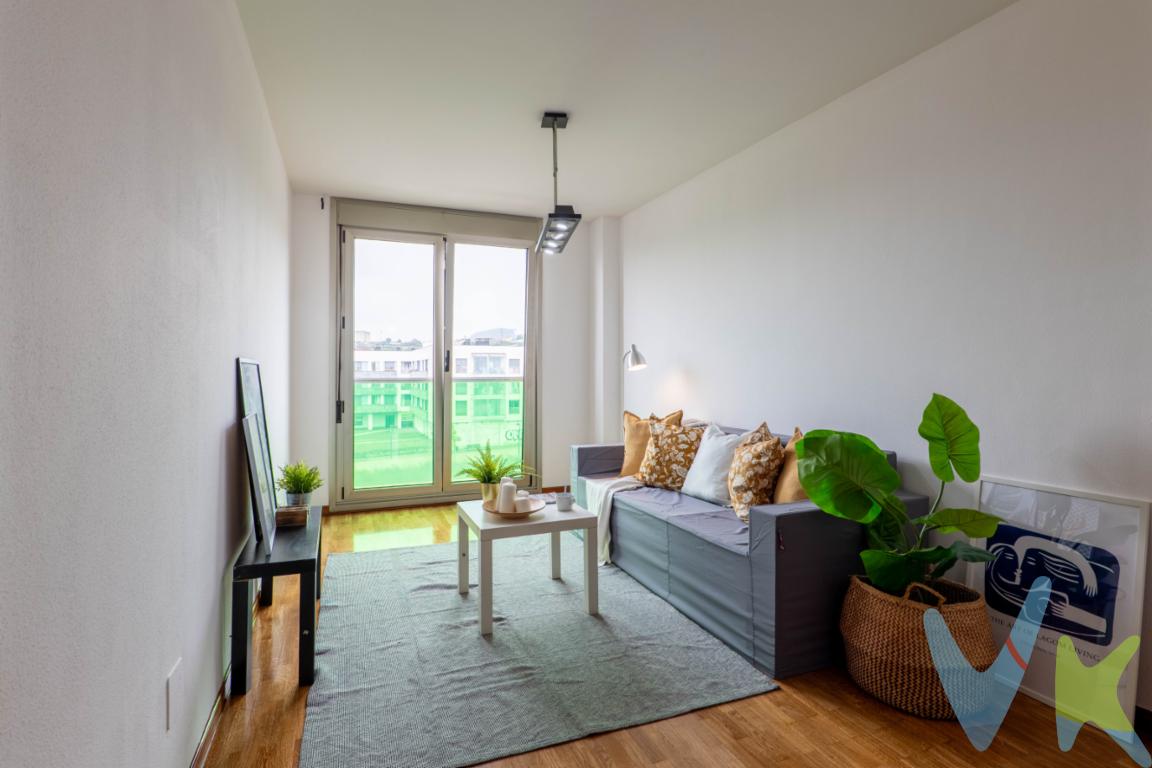 Hay viviendas que destacan desde el primer momento, y esta es una de ellas.Situada en un consolidado barrio de la zona oeste de Gijón, construido hace aproximadamente 20 años, esta propiedad sobresale por tres cualidades difíciles de reunir: luz natural, zonas verdes y una excelente orientación que permite disfrutar del sol durante buena parte del día.La vivienda se encuentra en un estado excepcional de conservación, lista para entrar a vivir. Su cuidada distribución aprovecha cada metro cuadrado y ofrece estancias amplias, cómodas y muy agradables.Dispone de dos habitaciones con armarios empotrados, proporcionando una excelente capacidad de almacenaje, además de un precioso parquet de roble recién acuchillado y barnizado, que aporta calidez y elegancia a toda la vivienda.Uno de sus grandes atractivos es, sin duda, su luminosidad. Los amplios huecos y su orientación convierten las estancias en espacios especialmente soleados, creando una sensación de amplitud y bienestar difícil de encontrar.Su ubicación permite disfrutar de la tranquilidad y de las zonas verdes del entorno sin renunciar a una excelente comunicación con el resto de la ciudad, contando además con rápidos accesos a las principales autovías de entrada y salida de Gijón.Y como elemento diferenciador, la propiedad incluye dos impresionantes plazas de garaje, una comodidad cada vez más valorada, así como un amplio trastero situado en la planta sótano, perfecto para disponer de espacio adicional de almacenamiento.Una vivienda completa, luminosa y especialmente cuidada, ideal tanto para quienes buscan establecer aquí su residencia habitual como para quienes desean realizar una interesante inversión inmobiliaria en Gijón.Dos plazas de garaje, trastero, luz, zonas verdes, amplitud y una distribución excelente. Una vivienda que merece la pena conocer.
