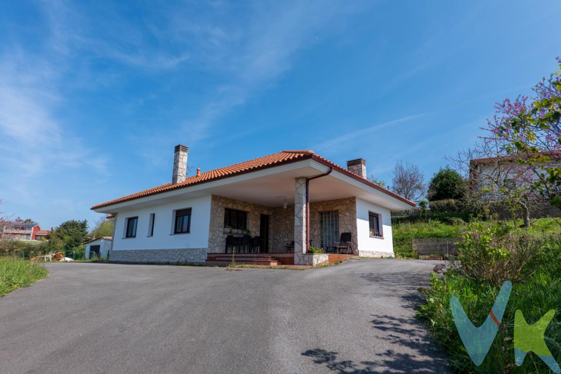 Vive la tranquilidad sin renunciar a la ciudad ✨¿Te imaginas disfrutar de una casa unifamiliar con total privacidad a tan solo 10 minutos del centro de Gijón? Esta propiedad en Porceyo lo hace posible.Ubicada en un entorno tranquilo y rodeado de naturaleza, esta fantástica vivienda de una sola planta combina comodidad, amplitud y calidad de vida.La casa, construida en 2006, está diseñada para el confort diario, con una distribución práctica y funcional: amplia cocina, luminoso salón, tres dormitorios y dos baños completos. Además, cuenta con calefacción y agua caliente por gasoil, así como una acogedora chimenea que aporta calidez y encanto.En el exterior, la propiedad destaca por su amplia finca de 4.733 m², perfecta para disfrutar del aire libre. La vivienda dispone de un espacioso porche en la entrada, ideal para momentos de relax, y un amplio garaje. Además, cuenta con una construcción independiente destinada a almacenaje, perfecta como trastero o para guardar útiles de labranza.Existe también la posibilidad de segregar la parcela y obtener una segunda finca edificable, lo que añade un gran valor a la propiedad.Todo ello en una zona muy tranquila, con vistas despejadas a un precioso valle. Un hogar perfecto para quienes buscan espacio, privacidad y cercanía a la ciudad.Si desea más información o concertar una visita, estaremos encantados de atenderle.Se informa a los interesados que el precio de venta indicado no comprende el Impuesto de Transmisiones Patrimoniales (ITP) , los gastos asociados a la compraventa (notaría, registro de la propiedad y otros) ni los honorarios de la agencia inmobiliaria a cargo del comprador.