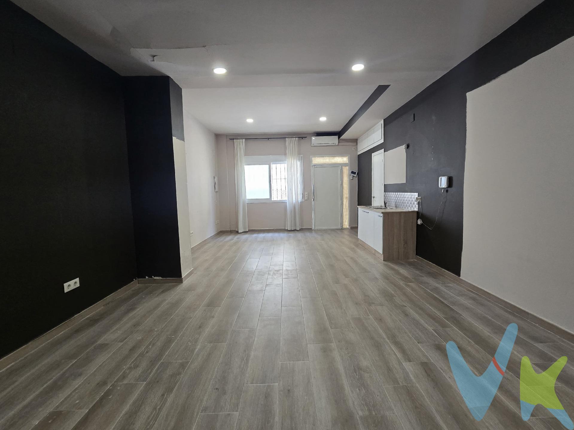Presentamos este exclusivo Loft en la Calle Trastámara, una de las calles más cotizadas del centro de Sevilla. Se encuentra en  planta baja con acceso independiente directo desde la calle, ofreciendo privacidad y comodidad. Recién reformado con una amplia estancia, office y baño. El espacio permite modificaciones para añadir una habitación, aumentando el valor y funcionalidad del inmueble. Se entrega pintado. . Magnífica oportunidad de inversión dada la altísima demanda de alquiler en la zona o para vivir en pleno centro histórico  de Sevilla. . Se puede alquilar fácilmente por 750€/800€ mensuales. A un minuto andando del centro comercial Plaza de Armas y a 5 de la estación de autobuses, está rodeado de todo tipo de servicios, centros médicos, transporte público, centros comerciales, tiendas, zona de ocio y restauración. ¡Oportunidad única en Sevilla!. Contáctenos hoy mismo y descubra por qué esta propiedad es una inversión ideal en calidad, espacio y precio. . Informamos a nuestros clientes que el precio de venta no incluye lo siguiente: Honorarios de la agencia inmobiliaria, Impuestos (I.T.P., I.V.A. o A.J.D., en su caso) ni otros gastos de la compraventa (gastos de Registro de la Propiedad, Notaría, Gestoría ni de posible Financiación). Documento F.I.S. a disposición del consumidor según Decreto 218/2005 Junta de Andalucía. 