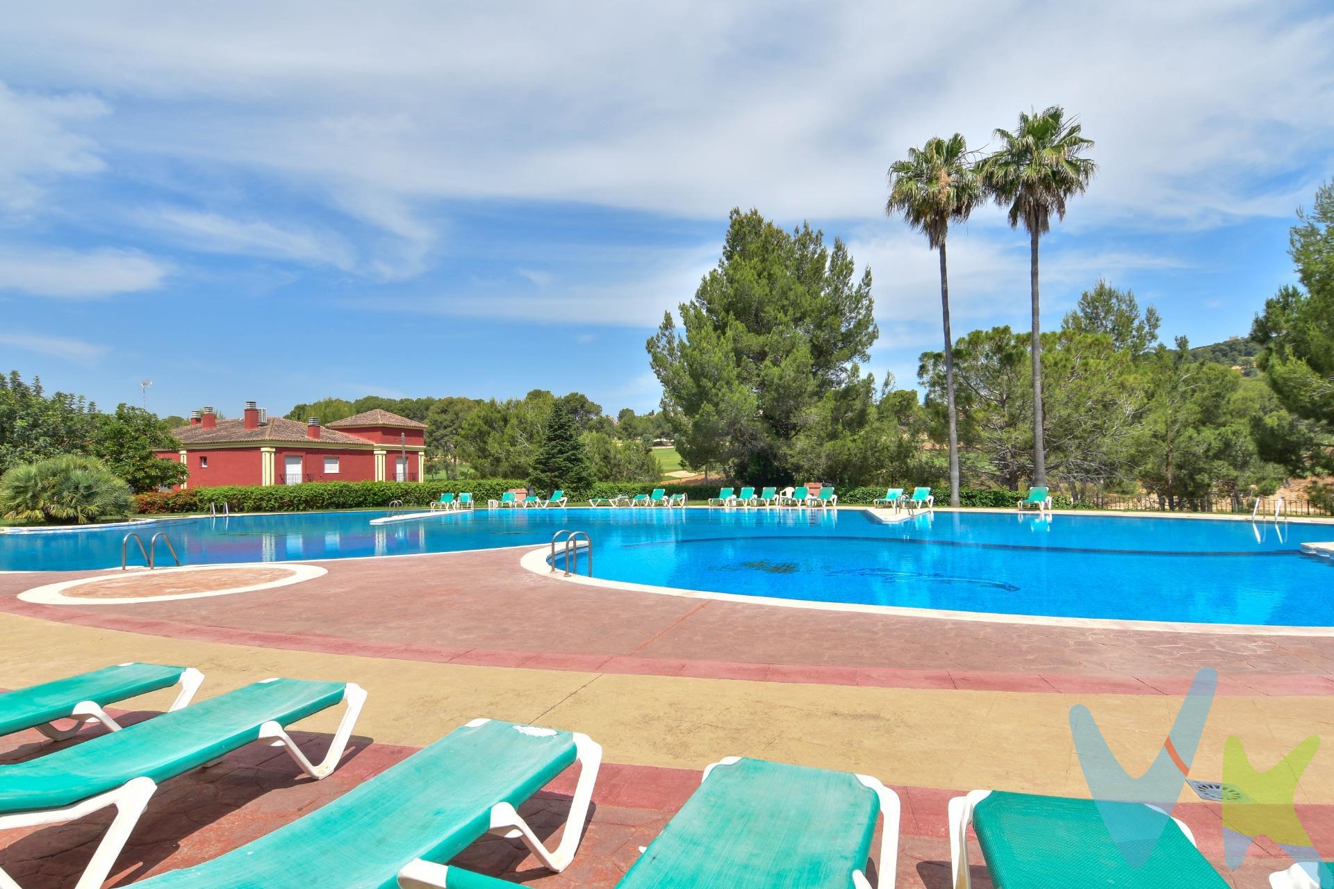 🌿 Imagina despertar cada mañana con el susurro del viento entre los árboles y el verde infinito del campo de golf frente a ti.. En el corazón de la exclusiva Urbanización El Bosque (Chiva), te espera un hogar que es mucho más que un chalet adosado: es el comienzo de una nueva vida. 🏡 Con dos habitaciones dobles llenas de luz natural y dos baños completos –uno de ellos en suite, con una bañera perfecta para desconectar– esta vivienda ha sido pensada para quienes valoran el confort sin renunciar al estilo. La zona de día, con un amplio salón-comedor y cocina office integrada, se abre a una terraza con vistas que enamoran. Aquí, los atardeceres se viven en primera fila, copa de vino en mano, mientras el campo de golf se tiñe de dorado. 🚗 Garaje privado, piscina comunitaria para refrescar los días de verano, club social , acceso al club de golf… Y todo ésto, rodeado de un paraje natural que respira paz y privacidad. La urbanización El Bosque no solo ofrece seguridad y tranquilidad, sino también una gran variedad de servicios: zonas deportivas, piscinas, restaurantes y mucho más que tendrás que descubrir por ti mismo. ✨ Porque hay casas que se compran con la cabeza… y otras que se eligen con el corazón. ¿Te imaginas viviendo aquí?. *Nota: Agencia Registrada con el Nº 1018 en el Registro Obligatorio de Agentes Inmobiliarios de la Comunitat Valenciana. Puede consultar en la web de la GVA. La oferta está sujeta a cambios de precio o retirada del mercado sin previo aviso. En el precio de venta no están incluidos el impuesto del ITP, gastos de Notaría, los honorarios de agencia y los gastos de financiación, si la hubiese. Este anuncio no es vinculante, puede contener errores, se muestra a titulo informativo y no contractual*. *Por mandato expreso del propietario, comercializamos este inmueble en exclusiva, lo que le garantiza el acceso a toda la información, a un servicio de calidad, un trato fácil, sencillo y sin interferencias de terceros. Por este motivo, se ruega no molestar al propietario, a los ocupantes de la propiedad o a los vecinos. Muchas gracias por su comprensión. Si usted es agente inmobiliario y tiene un cliente para este inmueble, llámenos: estaremos encantados de colaborar. *. *Nuestro departamento financiero puede conseguir tu financiación. ¡ Consúltanos! *.