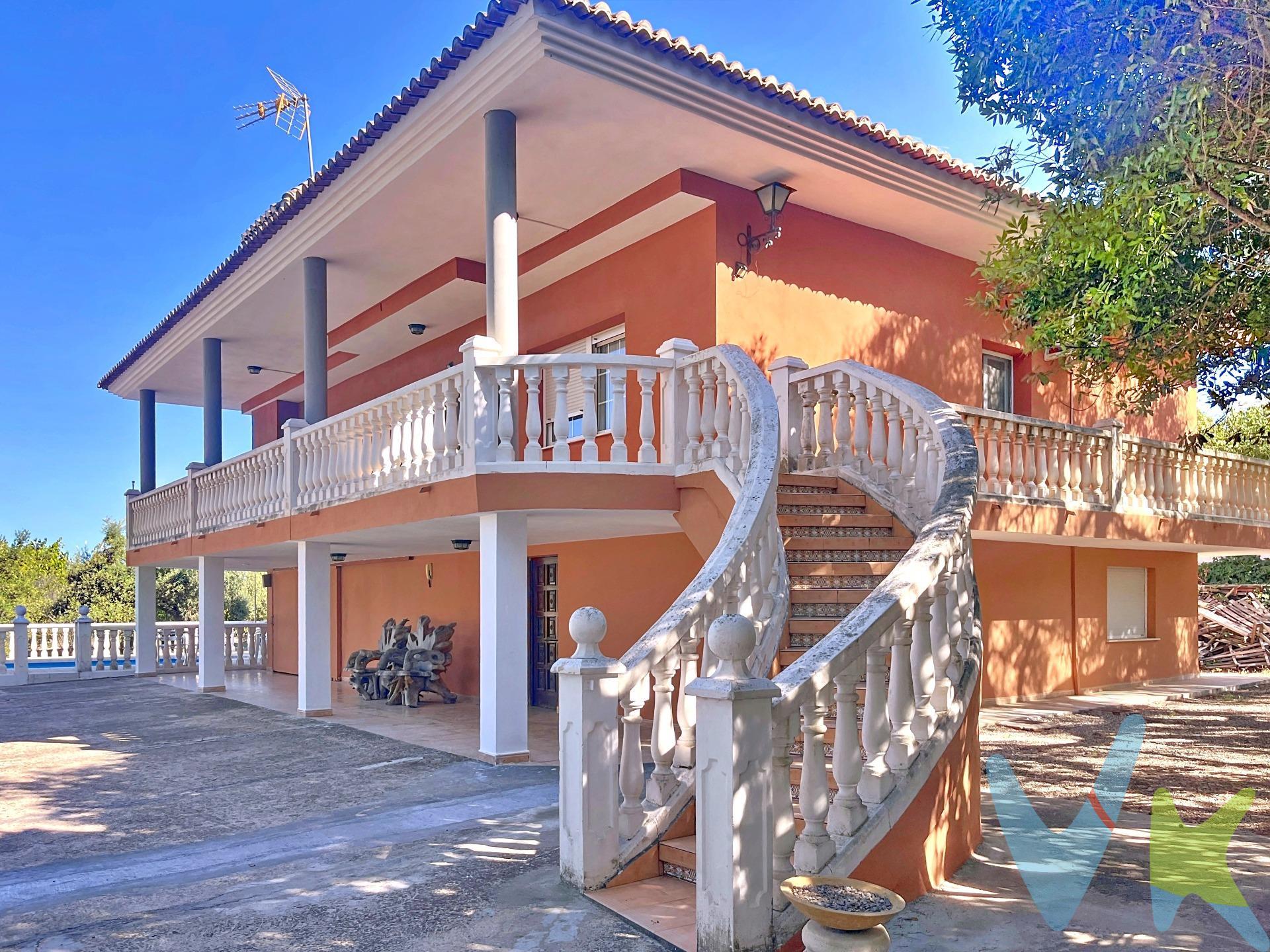 Un oasis para todos los sentidos en Xàtiva. Imagina un lugar donde la tranquilidad te envuelve por completo, una extensa parcela de 4064 m² en la zona del Misterio de Bixquert, donde el suave susurro de los árboles y el vibrante contraste de colores te dan la bienvenida. Siente la calidez del sol mientras paseas entre limoneros, nísperos y una majestuosa pinada, un auténtico lienzo vivo que te invita a conectar con la naturaleza. Esta propiedad, construida en 1980, ofrece 390 m² de puro potencial. En la planta principal, accede por una cómoda escalera al corazón del hogar. El amplio salón-comedor te recibe con el acogedor crepitar de su chimenea, un espacio lleno de luz que se convierte en el lugar perfecto para crear recuerdos. Desde aquí, la cocina rústica te conduce a una terraza trasera, ideal para disfrutar de la brisa. La planta se completa con tres espaciosos dormitorios y un baño, un rincón de descanso para toda la familia. La planta baja es un lienzo en blanco para tus proyectos. Actualmente destinada a almacén, cuenta con un dormitorio y un baño, y tiene la ventilación y las ventanas necesarias para ser fácilmente transformada en una vivienda independiente. El exterior es un sueño hecho realidad para quienes buscan actividad y relajación. Siente la adrenalina de un partido en la cancha de tenis, el calor de la lumbre en el paellero o el sol en tu piel en la terraza solárium, mientras disfrutas de unas vistas panorámicas que te cortarán la respiración.  . ¡No te conformes con imaginarlo, vívelo! Si estás listo para sentir, ver y escuchar el hogar de tus sueños, contacta con nosotros para concertar una visita y descubre por ti mismo este paraíso en Xàtiva. ----. La descripción del presente inmueble e imágenes tienen mero carácter informativo y en ningún caso carácter contractual, pudiendo ser modificados por la inmobiliaria comercializadora sin que ello implique responsabilidad alguna frente a terceros. En el precio de venta a público, esta propiedad NO incluye los gastos de adquisición (Notario, registro, gestión, honorarios, etc…). 