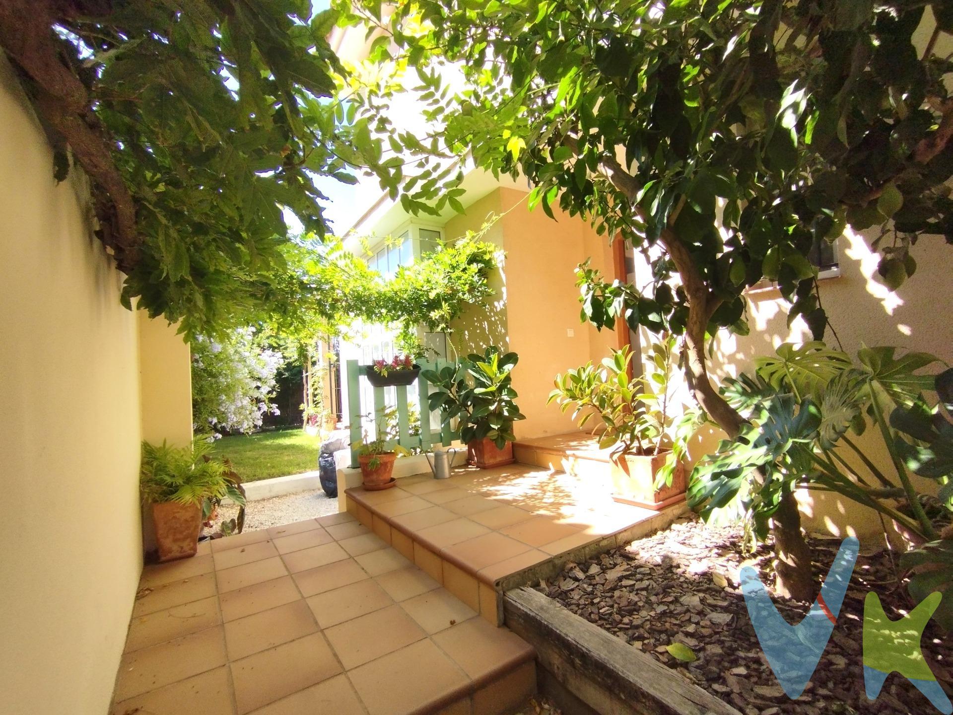 Situado en las Redes, a escasos 10 minutos caminando de la playa, se encuentra este chalet pareado, ubicado en una urbanización privada con piscina comunitaria y aparcamiento. A la vivienda se accede desde una calle privada, lo que la hace más tranquila y segura. En la planta baja nos encontramos con un hall amplio con armarios empotrados, desde el que pasamos al salón comedor bastante grande y luminoso, que da paso a un porche amplio y cubierto. La cocina también de muy buen tamaño,  con  zona de cocinar y  de lavadero separadas, una zona de office donde poner una mesa para varios comensales y salida a un patio tendedero. Esta planta la completa un aseo de cortesía.  . En la primera planta tenemos tres de los dormitorios y dos cuartos de baño. El dormitorio principal tiene muchos armarios y baño en suite con lavabo de dos senos. Las otras dos habitaciones cuentan con armarios empotrados y comparten un cuarto de baño. Una de estas habitaciones es muy grande ya que se amplió con una terraza. La vivienda se completa con una buhardilla de unos 24 metros y un semisótano que ocupa toda la planta de la casa,  en el que se ubican una sala enorme, muchos armarios, un dormitorio y un cuarto de baño completo. La casa tiene calefacción central de radiadores de gas ciudad, mosquiteras en las ventanas, las paredes son de perlita y desde las habitaciones se tiene vistas al mar o a las zonas comunes. Por expreso deseo del propietario comercializamos este inmueble en exclusiva por lo que rogamos se pongan en contacto con nosotros para ampliar información o concertar una visita. Estaremos encantados de atenderles. De acuerdo con lo prevenido en el Decreto 218/2005, de 11 de octubre, se informa al cliente que los Gastos Notariales, Registrales, impuesto de transmisiones (ITP), Honorarios de intermediación, Gastos financieros, y otros gastos inherentes a la compraventa no están incluidos en el precio. Según Decreto 21/2005, El cliente tiene derecho a que se le entregue copia del documento informativo abreviado de la vivienda. Los precios indicados en nuestras ofertas tienen vigencia hasta julio de 2026