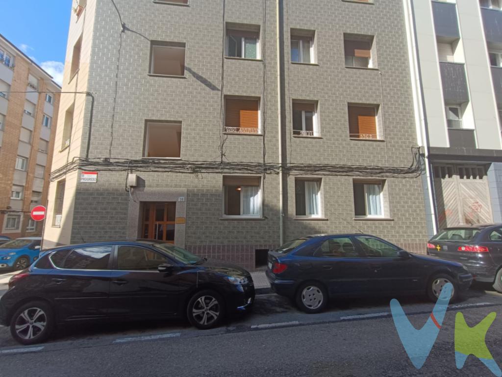 Se presenta una oportunidad única de adquirir un encantador piso en el corazón de Gijón, concretamente en la bien valorada zona de Ceares. El piso dispone de tres habitaciones bien distribuidas, ideales para adaptarlas según sus necesidades, ya sea como dormitorios, despacho o espacio de ocio. Con un total de 62.87 metros cuadrados útiles, el piso ofrece un espacio bien aprovechado donde cada rincón cuenta. Construido en el año 1964, este edificio ha sido testigo de muchos momentos y ahora espera ser parte de su historia. Presenta una estructura sólida y un estilo que, combinado con ligeras modernizaciones, permitirá un hogar lleno de carácter y personalidad. Su ubicación es ideal, contando con una parada de autobús en las inmediaciones que facilita el desplazamiento por la ciudad sin complicaciones.Más allá de los muros, la zona de Ceares se distingue por su cercanía a servicios esenciales, además de su ambiente tranquilo y acogedor. Desde supermercados, colegios, hasta centros de salud, todo se encuentra accesible a pocos minutos, proporcionando una calidad de vida que suma puntos a esta propiedad. Además, los amantes de la naturaleza podrán disfrutar de las diversas áreas verdes y parques cercanos, perfectos para una caminata matutina o una tarde de ocio al aire libre.Frente a otras opciones, este piso se presenta como una inversión segura y atractiva, con un potencial de revalorización considerable. Su atractivo precio en el competitivo mercado actual lo convierte en una oportunidad que no debería dejar pasar sin una visita personal.Esperamos que esta presentación despierte su interés. Le invitamos a concertar una visita para que pueda apreciar in situ todas las cualidades y potencial que este inmueble puede ofrecerle. Un hogar en Gijón le espera, con la posibilidad de ser el comienzo de una nueva etapa llena de satisfacciones.Contamos con más de 35 años de experiencia acreditada y nuestro objetivo es garantizarle un servicio de compra humano, ético, de calidad, fácil y seguro. Nuestro equipo lo integran agentes con la titulación AIR (Agente Inmobiliario Registrado), somos CRS (Council of Residential Specialist) y API. (Agente de la Propiedad Inmobiliaria Colegiado nº248). Contamos con un seguro de Caución que nos permite garantizar el depósito de las cantidades entregadas por nuestros clientes.Te ayudamos con la financiación con las mejores condiciones hipotecarias hasta el 100%.Consulte en nuestras reseñas de Google lo que opinan los clientes que ya han trabajado con nosotros.Contacta hoy mismo para concertar una visita. No dejes pasar esta oportunidad de adquirir el hogar de tus sueños en una de las ciudades más atractivas y pujantes del norte de España. Estamos convencidos de que te encantará. ¡Esperamos verte pronto!EL PRECIO NO INCLUYE HONORARIOS DE INMOBILIARIA AL COMPRADOR DE 2.000EUR MAS IVA, IMPUESTO DE TRASMISIONES PATRIMONIALES, NOTARIA Y REGISTRO.