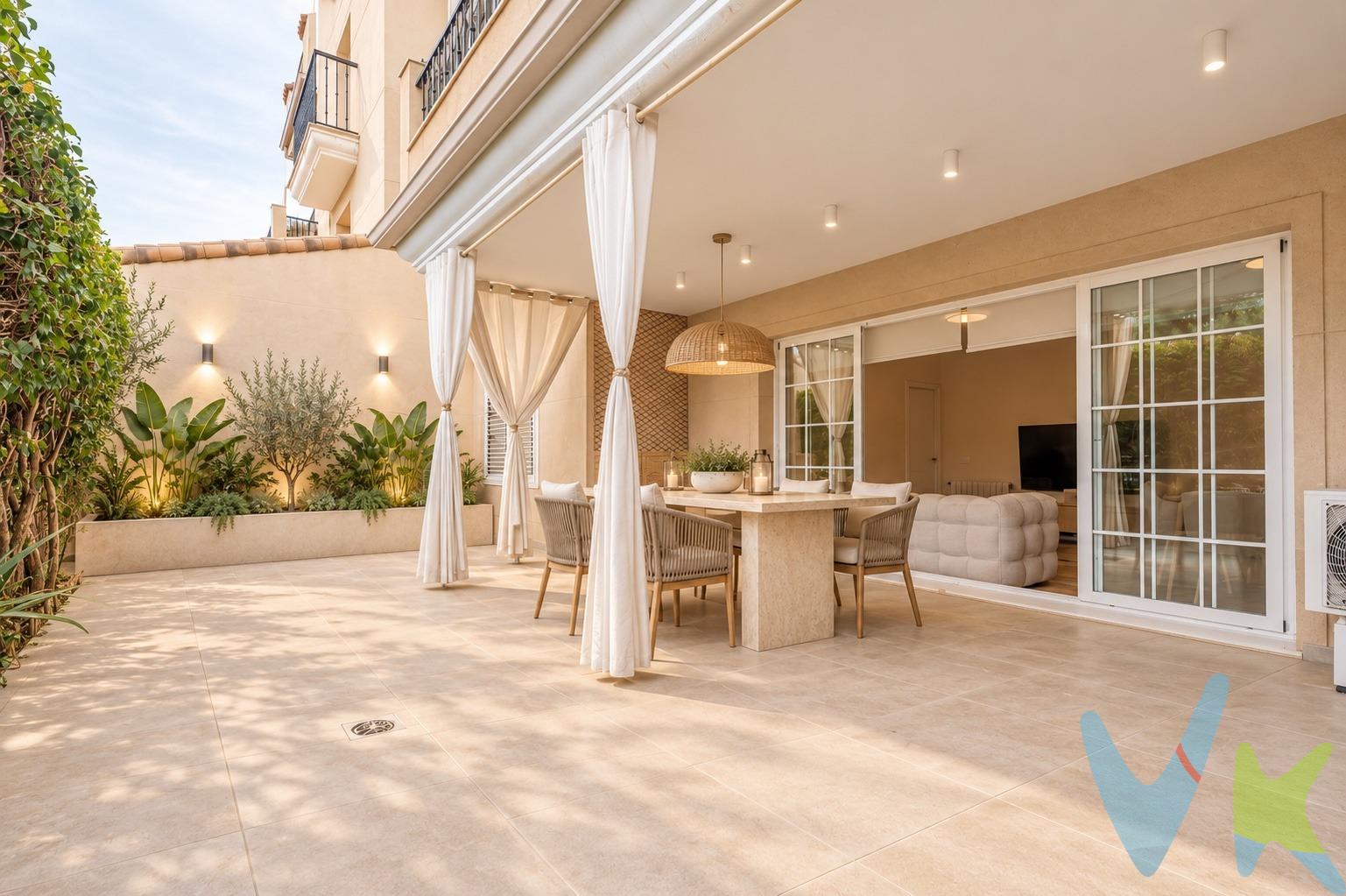 Esta vivienda en planta baja, situada en Torre en Conill, Bétera, es de esas casas que invitan a disfrutar de cada espacio y de cada momento. Una vivienda cómoda, luminosa y especialmente pensada para quienes buscan tranquilidad, amplitud y conexión con el exterior, sin renunciar a la comodidad de tener Valencia y todos los servicios al alcance. Desde el momento en que entramos, encontramos un agradable recibidor que nos conduce al salón-comedor, un espacio acogedor y luminoso que se abre directamente a una amplia terraza privada de aproximadamente 30 m². Un lugar perfecto para desayunar al aire libre, disfrutar de una comida con amigos, crear una zona chill-out o simplemente relajarse al final del día. La cocina, independiente y funcional, dispone de galería y cuenta además con acceso a una segunda terraza privada de otros 30 m², creando una de las grandes particularidades de esta vivienda: dos espacios exteriores con orientaciones opuestas, uno al sur y otro al norte, que permiten disfrutar del exterior de una manera diferente durante todo el año. La terraza orientada al sur recibe abundante luz y sol, convirtiéndose en un espacio especialmente agradable durante los meses más frescos, mientras que la terraza norte ofrece un ambiente más fresco y agradable en los días de mayor calor. Esta doble orientación favorece además la ventilación cruzada de la vivienda, permitiendo generar una circulación natural del aire al abrir ambos espacios y proporcionando una agradable sensación de frescura y confort, especialmente durante los meses de verano. Dos terrazas para elegir dónde disfrutar según el momento del día y la época del año: una para buscar el sol y otra para disfrutar de la sombra y la frescura. La zona de descanso está formada por dos dormitorios dobles, siendo el principal una auténtica zona privada de descanso al disponer de su propio baño. Un segundo baño de cortesía completa la distribución de la vivienda. Además, la vivienda incluye garaje, aportando un extra de comodidad y funcionalidad. Todo ello dentro de un residencial cuidado, con una agradable zona ajardinada y piscina comunitaria, que permite disfrutar del exterior y de una sensación de tranquilidad sin salir de casa. Pero vivir aquí es también elegir el entorno. Torre en Conill ofrece un estilo de vida residencial, tranquilo y rodeado de naturaleza, con zonas verdes, servicios y una ubicación privilegiada en Bétera. Su proximidad al Club de Golf Escorpión, colegios, restaurantes, comercios y servicios del día a día, junto con su buena conexión con Valencia, permite combinar la tranquilidad de vivir en un entorno residencial con la comodidad de tener todo lo necesario cerca. Valencia a pocos minutos.  Una vivienda que respira y un lugar al que apetece llamar hogar. Las terrazas tienen renders para su presentación.  -------------------- .  Por mandato expreso del propietario, comercializamos este inmueble en exclusiva, lo que le garantiza el acceso a toda la información, a un servicio de calidad, un trato fácil, sencillo y sin interferencias de terceros. Por este motivo, se ruega no molestar al propietario, a los ocupantes de la propiedad o a los vecinos. Muchas gracias por su comprensión. Si usted es agente inmobiliario y tiene un cliente para este inmueble, llámenos: estaremos encantados de colaborar. 