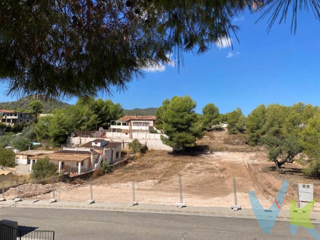 PARCELA URBANA DE 1.265 m² EN URBANIZACIÓN EL PINAR  CASINOS (VALENCIA)¿Te imaginas construir una vivienda completamente a tu medida, con espacio, privacidad y la tranquilidad de vivir en un entorno consolidado?Te presentamos esta magnífica parcela urbana de 1.265 m² situada en Casinos (Valencia), una oportunidad ideal para quienes buscan un terreno amplio donde hacer realidad un proyecto de vivienda único y personalizado.Uno de sus grandes atractivos es su excelente configuración: se trata de una parcela muy plana, prácticamente cuadrada y con una distribución del terreno especialmente aprovechable, características que facilitan enormemente el planteamiento y diseño de una futura vivienda.La parcela se encuentra en una urbanización consolidada, con un entorno ya desarrollado y viviendas construidas, lo que permite disfrutar de la tranquilidad y el ambiente residencial de la zona sin renunciar a la comodidad de disponer de servicios y comunicaciones.Sus 1.265 m² de superficie ofrecen múltiples posibilidades para diseñar una vivienda amplia y cómoda, con jardín, piscina, zonas exteriores, porche, espacio para disfrutar en familia o cualquier otro proyecto que puedas imaginar, siempre sujeto a la normativa urbanística aplicable.Aquí no compras simplemente un terreno: compras el espacio donde empezar a imaginar tu próxima casa. Un lugar para diseñar cada rincón a tu gusto y crear una vivienda que realmente encaje con tu forma de vivir.Ven a verla y recorre el terreno por ti mismo. Muchas veces, hasta que estás allí y ves sus dimensiones, su orientación y el entorno, no puedes apreciar realmente todo lo que esta parcela puede ofrecer.Una parcela para empezar a construir algo más que una casa: tu proyecto de vida.La información relativa a posibilidades edificatorias, ocupación, retranqueos y demás parámetros urbanísticos deberá ser comprobada y estará sujeta a la normativa urbanística vigente. Agencia Registrada con el Nº 90 en el Registro Obligatorio de Agentes Inmobiliarios de la Comunitat Valenciana. Puede consultar en la web de la GVA. La oferta está sujeta a cambios de precio o retirada del mercado sin previo aviso. Este anuncio en su conjunto, incluyendo textos, fotos, imágenes o cualquier otro contenido de este, no es vinculante dado que la información es ofrecida por terceros y puede contener errores. Se muestra a título informativo y no contractual.Los gastos de la compraventa a cargo de la parte compradora no incluidos en el precio del inmueble a tener en cuenta son: ITP, Notaría, registro, gestoría y honorarios de la inmobiliaria.Por mandato expreso del propietario, comercializamos este inmueble en exclusiva, lo que le garantiza el acceso a toda la información, a un servicio de calidad, un trato fácil, sencillo y sin interferencias de terceros. Por este motivo, se ruega no molestar al propietario, a los ocupantes de la propiedad o a los vecinos. Muchas gracias por su comprensión. Si usted es agente inmobiliario y tiene un cliente para este inmueble, llámenos: estaremos encantados de colaborar.Se informa al consumidor que la agencia actúa como intermediaria inmobiliaria en la operación, estando cualquier eventual compraventa y sus condiciones sujeta a la aceptación expresa del propietario-vendedor y a la posterior formalización del correspondiente contrato.