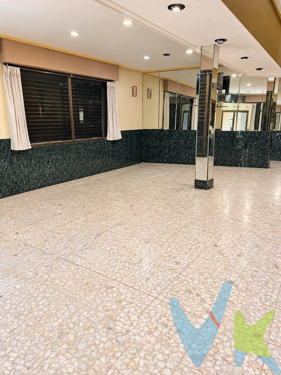 . Una oportunidad única de inversión en una ubicación privilegiada de Alcorcón. Local comercial de 70 m² construidos y 62 m² útiles, situado en una zona estratégica, a escasos metros de Basic-Fit y del centro de salud. Un inmueble que destaca por su excelente ubicación, sus características y, sobre todo, por su gran potencial para realizar un cambio de uso a vivienda. Además, incluye plaza de garaje y trastero en el precio, dos elementos que aportan un valor añadido y una ventaja diferencial frente a otras oportunidades inmobiliarias de la zona. Si estás buscando una inversión inmobiliaria con posibilidades de transformación y revalorización, este inmueble merece especialmente tu atención. UNA UBICACIÓN PRIVILEGIADA, CON TODOS LOS SERVICIOS A TU ALCANCE. La ubicación es uno de los grandes puntos fuertes de este local. Situado en una zona consolidada de Alcorcón, se encuentra a escasos metros de un gimnasio Basic-Fit y del centro de salud, en un entorno que cuenta con servicios y actividad cotidiana. Esta proximidad facilita el acceso a diferentes servicios y convierte al inmueble en una alternativa interesante tanto para desarrollar una actividad comercial como para estudiar su transformación en vivienda. SU MAYOR ATRACTIVO: LA POSIBILIDAD DE CAMBIO DE USO A VIVIENDA. Sin duda, el elemento más destacado de esta propiedad es su potencial para convertirse en vivienda. En Alcorcón, los cambios de uso de local comercial a residencial están sujetos a condiciones urbanísticas y técnicas que pueden limitar considerablemente las opciones disponibles. Por eso, encontrar un inmueble que reúna las condiciones necesarias para plantear esta transformación representa una oportunidad especialmente interesante. Este local reúne, según la información disponible, los requisitos necesarios para efectuar el cambio de uso a vivienda, lo que abre la puerta a estudiar un proyecto de transformación y aprovechar su potencial residencial. Se trata de una característica diferencial que lo sitúa en una posición atractiva para inversores, profesionales del sector inmobiliario y compradores que busquen un inmueble con posibilidades más allá de su uso comercial actual. La posibilidad de convertir un local en vivienda permite plantear una estrategia de inversión basada en la transformación del inmueble, su adaptación a un nuevo uso y la eventual mejora de su valor de mercado. No obstante, la ejecución del proyecto deberá ajustarse a la normativa aplicable y contar con las autorizaciones administrativas que correspondan. UNA INVERSIÓN CON POTENCIAL DE REVALORIZACIÓN. Este inmueble ofrece una alternativa interesante para quienes buscan invertir con una visión a medio o largo plazo. La posibilidad de estudiar su transformación en vivienda, unida a su ubicación y a los elementos adicionales incluidos en el precio, permite plantear diferentes estrategias de inversión. Una vez realizada la transformación, si resulta viable y se obtiene la correspondiente autorización, podría abrirse la posibilidad de destinarlo al mercado residencial, ya sea para uso propio, alquiler o una futura venta. Información económica y gastos asociados:. En cumplimiento de lo dispuesto en el artículo 20 del Texto Refundido de la Ley General para la Defensa de los Consumidores y Usuarios, en su redacción vigente desde el 28 de diciembre de 2025, se informa expresamente de que el precio publicado no incluye los impuestos ni los gastos adicionales derivados de la compraventa, tales como el Impuesto de Transmisiones Patrimoniales o el IVA en su caso, Actos Jurídicos Documentados, aranceles notariales y registrales u otros gastos inherentes a la operación, los cuales se determinarán en función del precio final de cierre de la compraventa. . 